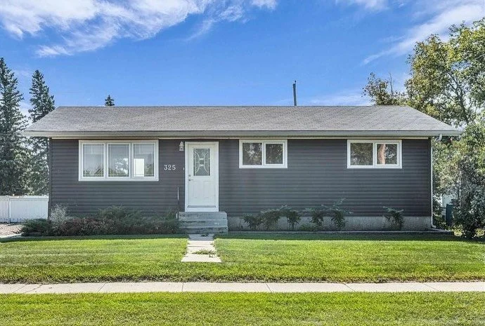 NEW LISTING | Charming bungalow in St. Louis, SK 🌞🌾
— 4 bed 🛏️ 1 bath 🛁
— Generously sized lot, offering tons our outdoor space 🌳
— Fresh paint + flooring
— Newer vinyl siding, windows, furnace and water heater 🔨
&mda