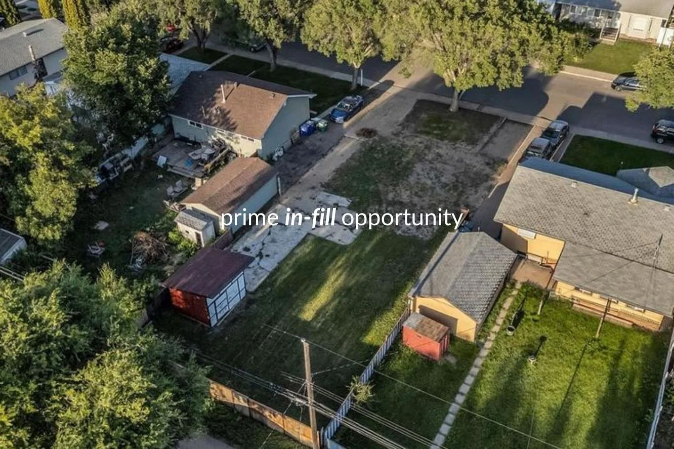 NEW LISTING | Prime in-fill opportunity 💰
🔨 R2 zoned
🔨 Suitable for building two detached homes
🔨 Located on a clean, quiet street
🔨 Two parks nearby, as well as access to schools, shopping and public transit
🌟 This lot offers strong inve