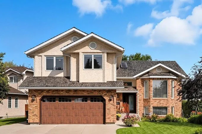 NEW LISTING | No filter needed for this beauty of a home in the heart of Briarwood ✨🏡
— 4 bed 🛏️ 4 bath 🛁
— This home has had the same owners since ‘97!
— Recently renovated with timeless upgrades such as: fresh paint, n