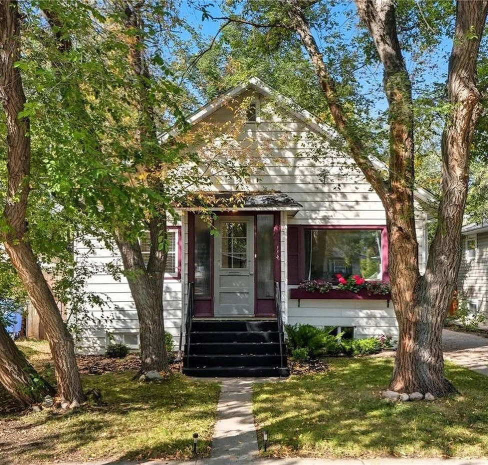 NEW LISTING | Excellent investment opportunity minutes away from U of S! 📚💸
— UPSTAIRS: 2 bed 🛏️ 1 bath 🛁
— SUITE: 1 bed 🛏️ 1 bath 🛁
— Shared laundry
— Updated shingles, paint, windows, hardwood floors and basement d