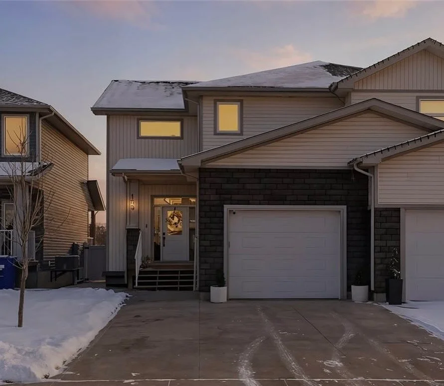 NEW LISTING | Stunning family home in Lake Vista, Martensville! 🏡🎄

&mdash; Half duplex (2021 build) in one of Martensville&rsquo;s newest, most desirable neighbourhoods 

&mdash; 3 bed 🛏️ 3 bath 🛁, 1,628 sq ft of beautifully finished living spac