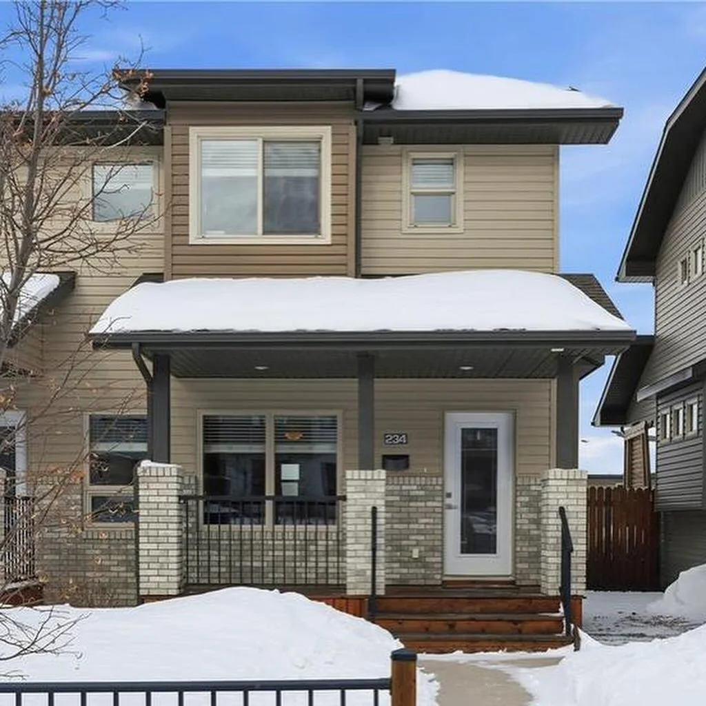 NEW LISTING | Well-maintained, thoughtfully designed townhouse in the highly desirable Evergreen neighbourhood 🌲

&mdash; 3 bed 🛏️ 4 bath 🛁 
&mdash; meticulously cared for by its original owners and shows pride of ownership throughout
&mdash; end 