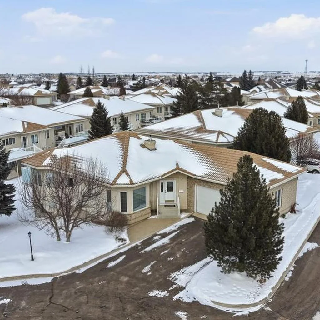 🌟 Rare detached bungalow in the gated community of Briarwood Estates 🌟

Fun fact: only two of these detached units exist in the entire development, and only one sold in the past 3 years! 

&mdash; 1,681 sqft, main floor living with an open, functio