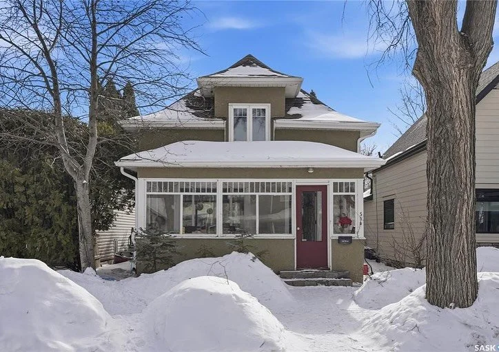 NEW LISTING | Upgraded character home in a prime location 📍✨

&mdash; 2 bed 🛏️ 2 bath 🛁 
&mdash; steps away from 8th St + Broadway🚶🏻
&mdash; large fenced yard perfect for kids, pets and entertaining 
&mdash; the back yard also offers space for a