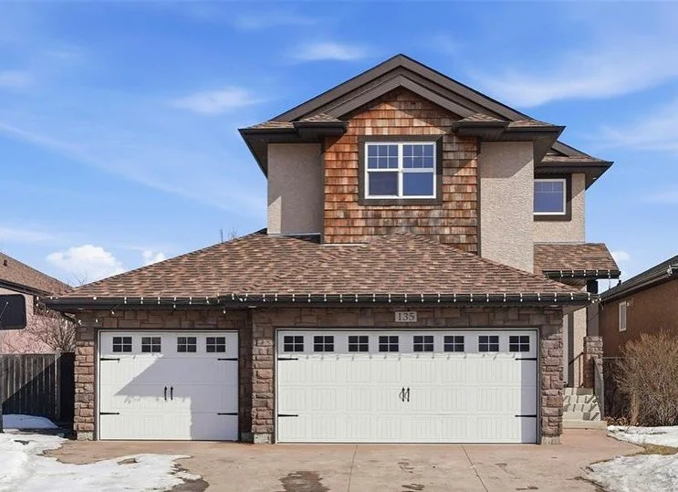 NEW LISTING | 5 bedr family home nestled in the centre of Stonebridge 🤍
 
&mdash; 5 bed 🛏️ 4 bath 🛁 
&mdash; completely finished from top to bottom 
&mdash; open concept living 
&mdash; spacious bonus room upstairs 
&mdash; 3 well appointed bedroo