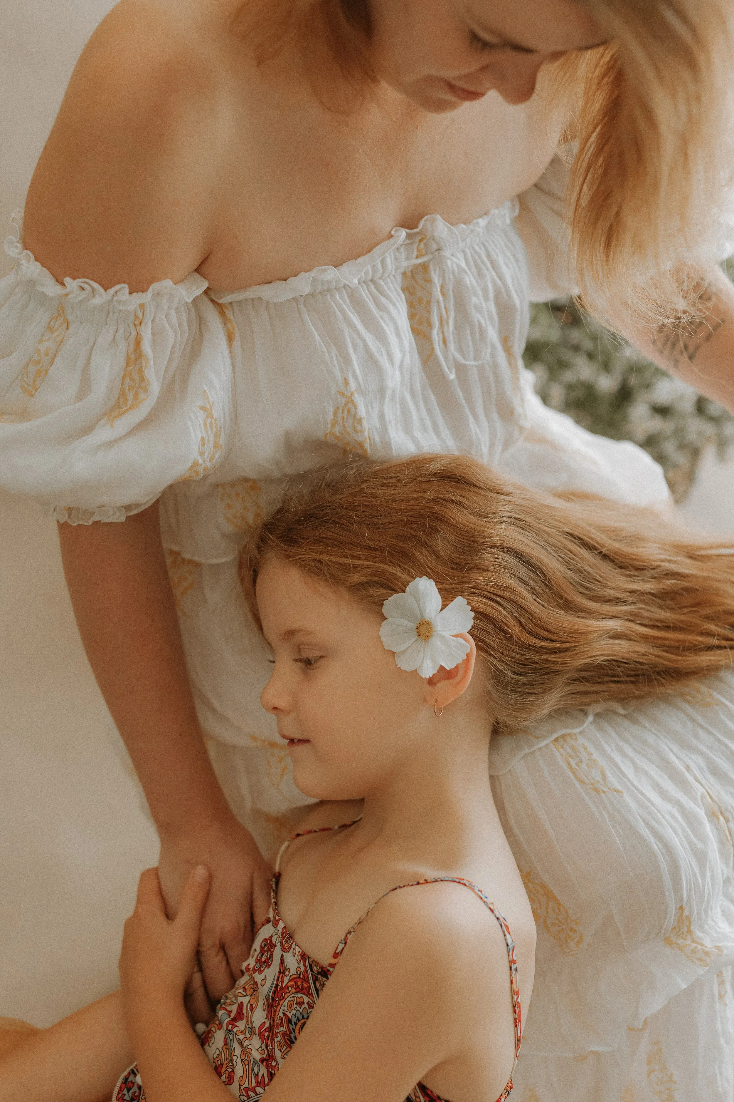 motherhood-photographer-sydney-mother-daughter-flower.jpg.jpg