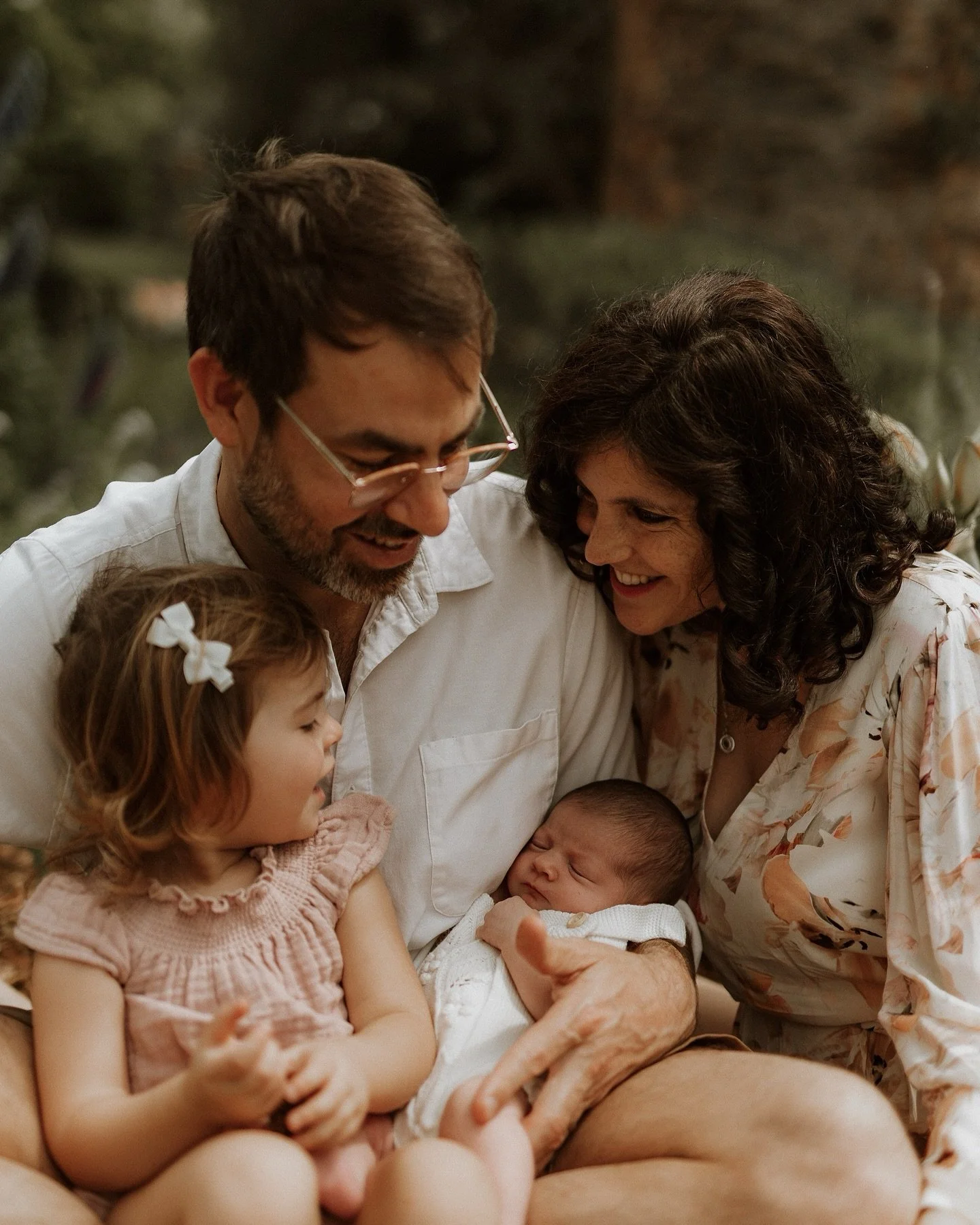 Backyard bliss looked a little like this- mama cuddling her newborn under the gum trees, big sister darting past with a giggle, and the family dog determined to be in every frame. 🥰✨
No rush, no fuss… just a warm spring morning, a patch of s