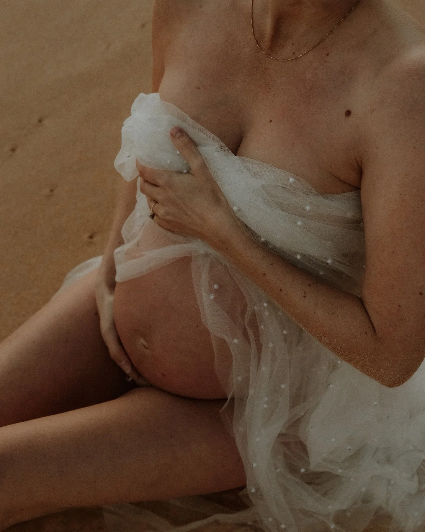 Mamacita- this is for you. 🤍✨
The ones who show up in the cold, the rain, the less-than-perfect weather… and still say yes. Yes to goosebumps, yes to tulle wrapped over bare skin, yes to trusting the vision even when it feels uncomfortable.