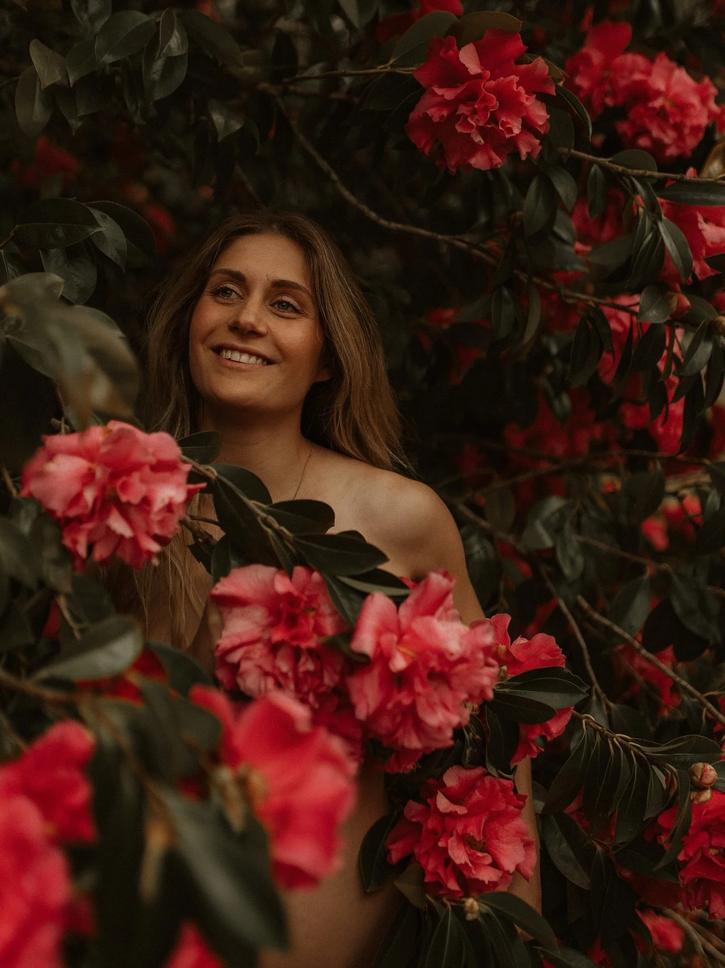 Who would have thought standing in a tree would be all the creative direction needed in a session… 🌸✨
But that’s the beauty of it- every session is yours, shaped around you. Whether you choose to bare it all or keep things soft and sub
