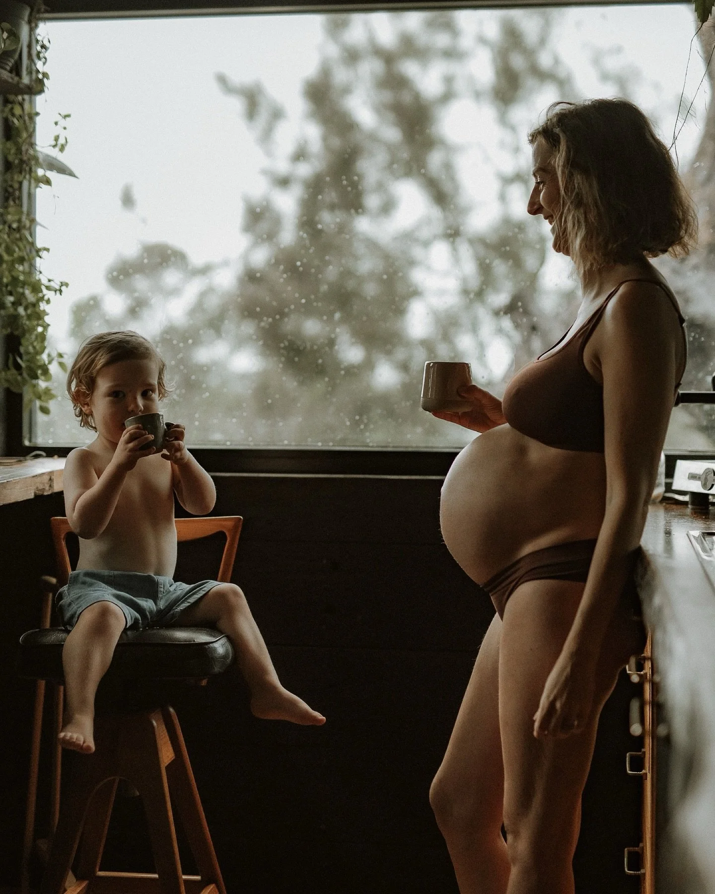 Sometimes the most beautiful moments aren&rsquo;t the ones we plan&hellip; they&rsquo;re the ones that happen between sips of coffee, tiny hands reaching up for one more cuddle, and a quiet breath before everything changes.

These are the scenes you&