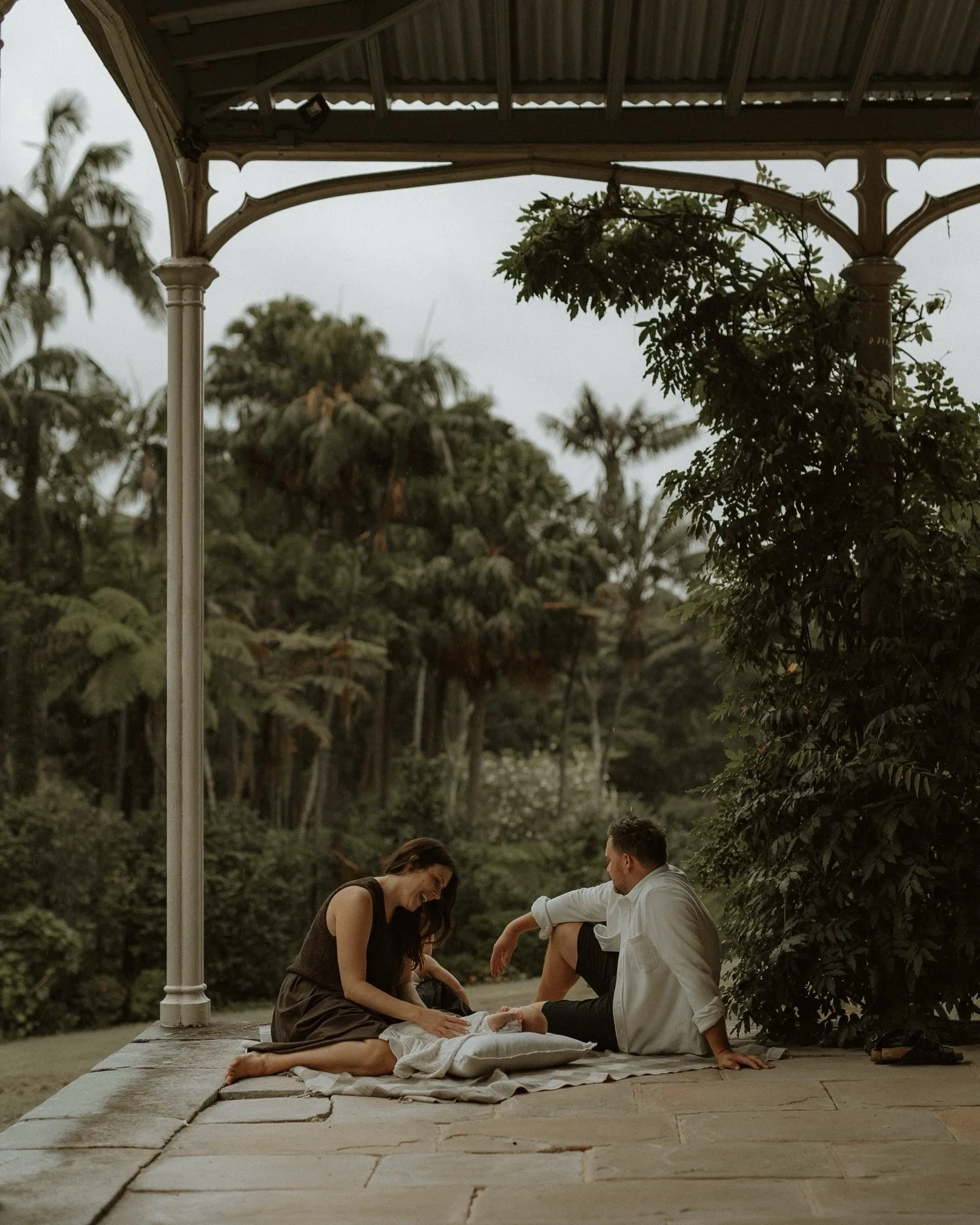Some sessions don&rsquo;t unfold the way you imagined&hellip; and that&rsquo;s part of the magic ✨

We had planned a soft, dreamy morning at the beach, but the rain had other ideas. So we pivoted - tucked ourselves into the beautiful grounds of Vaucl