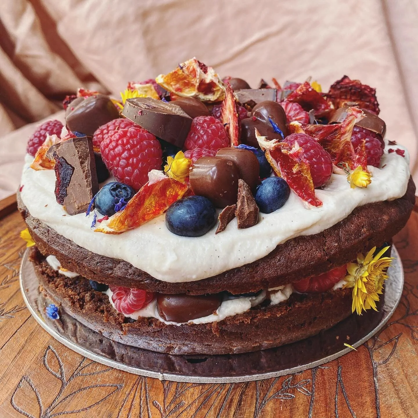 A plant based mud cake with white chocolate and coconut yoghurt &lsquo;cream&rsquo; lots of berries and @locolovechocolate chocolates 😍❣️