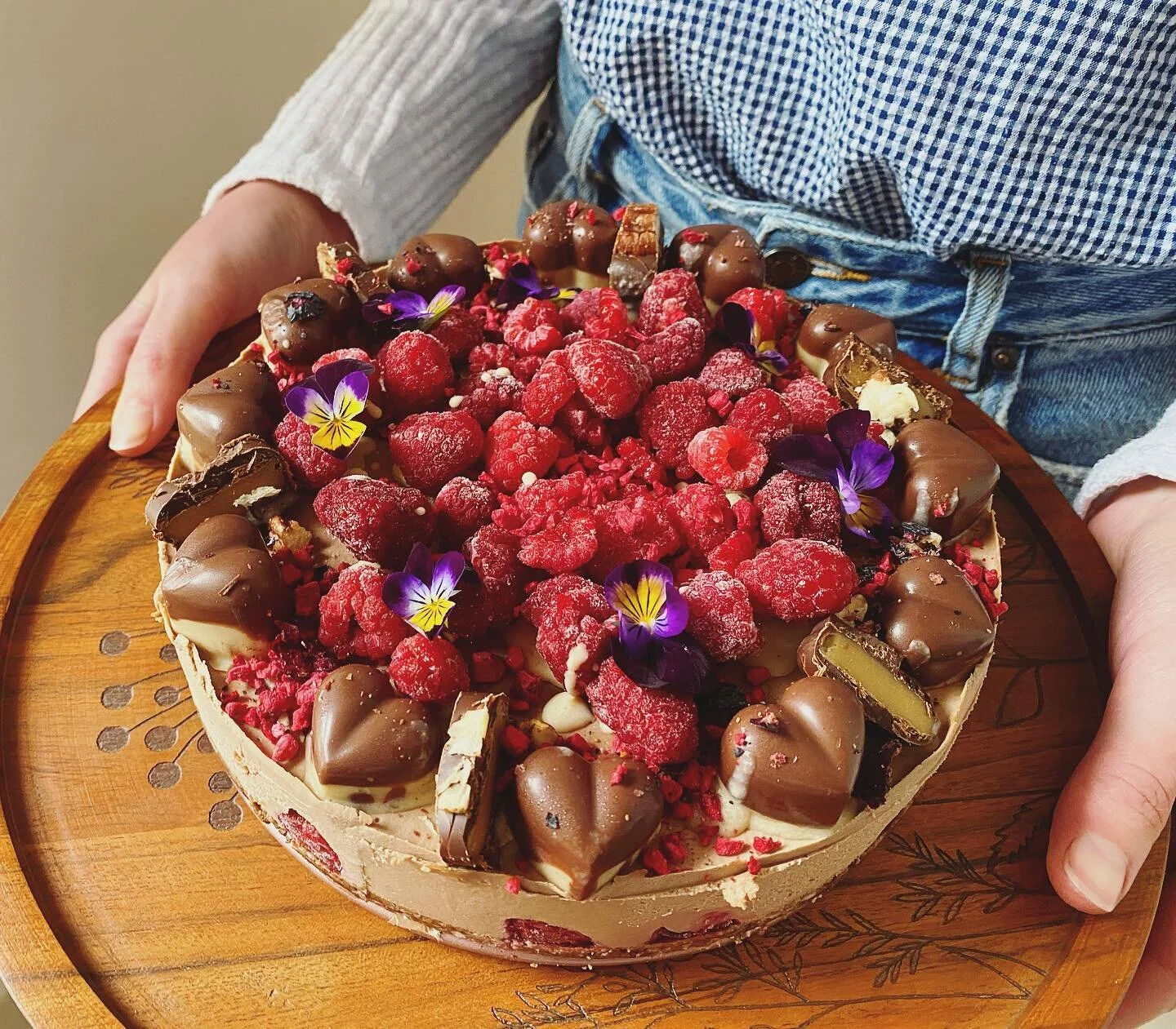 Raw Chocolate and Raspberry &lsquo;Cheesecake&rsquo; created for the beautiful @shan_neville &lsquo;s birthday 🥰 decorated with organic raspberries, little top deck chocolate hearts, @locolovechocolate pecan caramel bar and violas 💜💜 hope it goes 