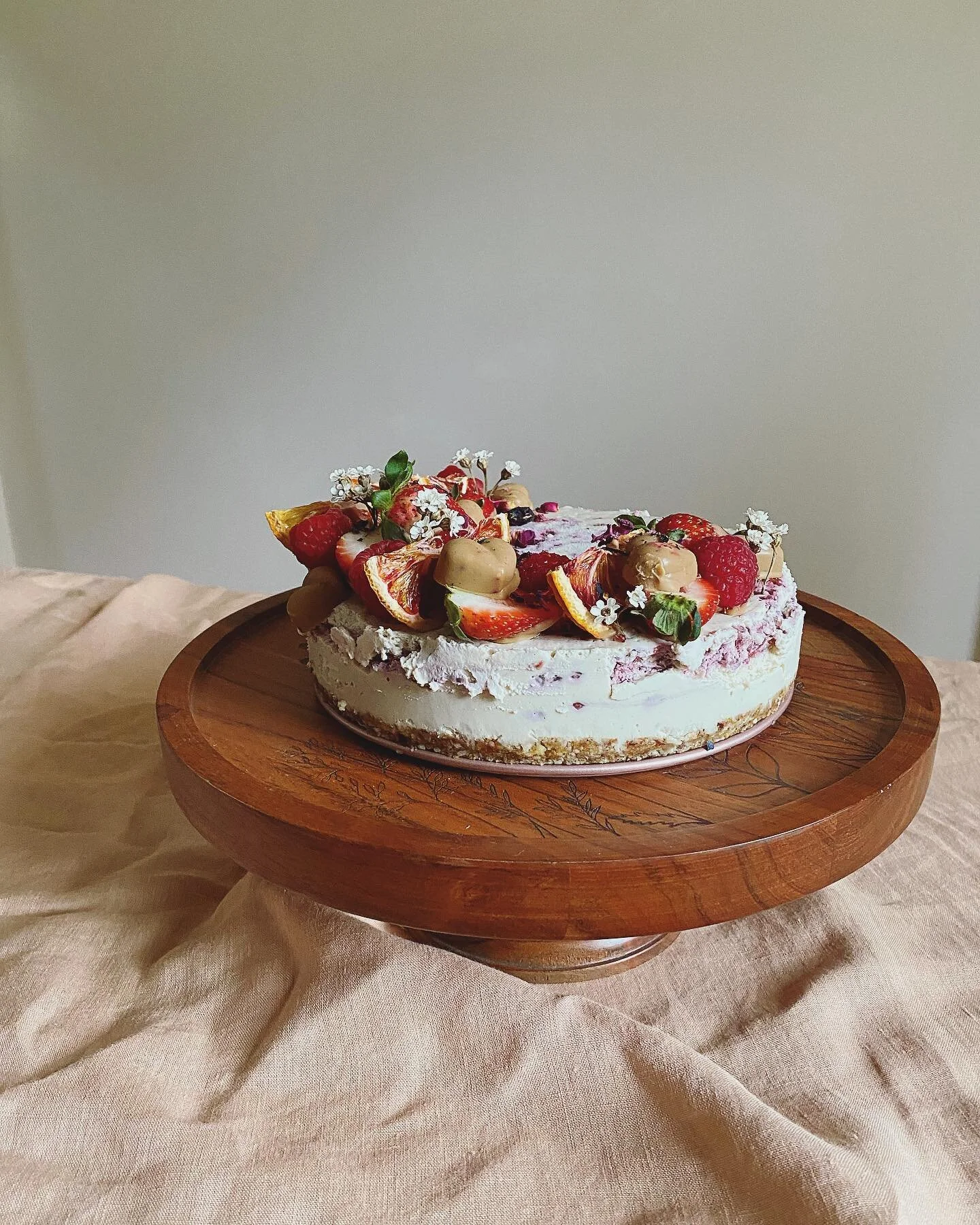 ❣️🍰 Raw white chocolate and raspberry &lsquo;cheesecake&rsquo; created for a very special birthday 🥰 featuring a crunchy almond base, creamy cashew filling with @loving_earth white chocolate, raspberry chia jam and some fresh fruit to finish off 😊