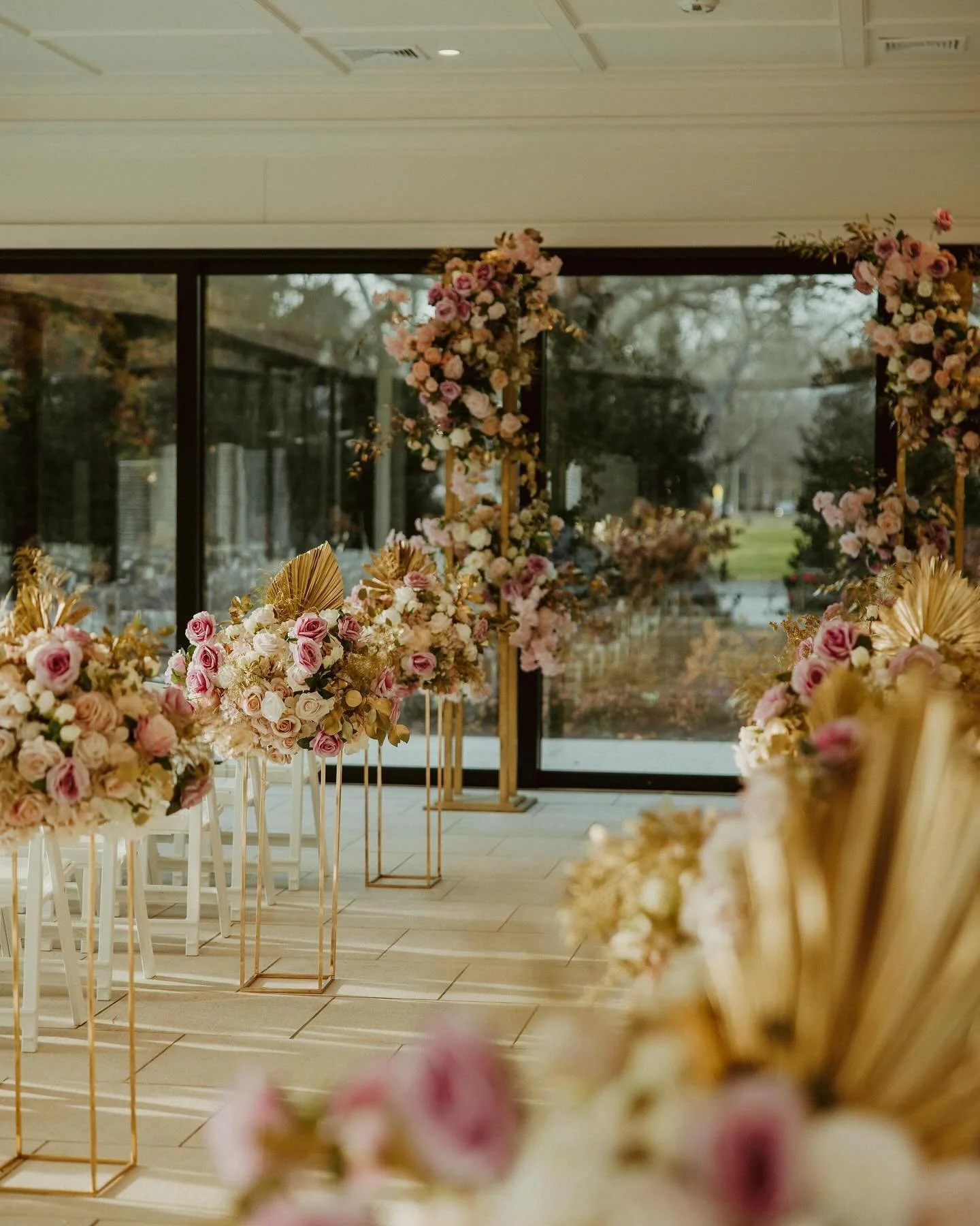 Such a beautiful floral set up for this December wedding💐
Florals can elevate a photo SO much!
Love love loved shooting here so much, I&rsquo;m still taking on a few more weddings for 2025, reach out via my website to book! 

Photography: @portraits