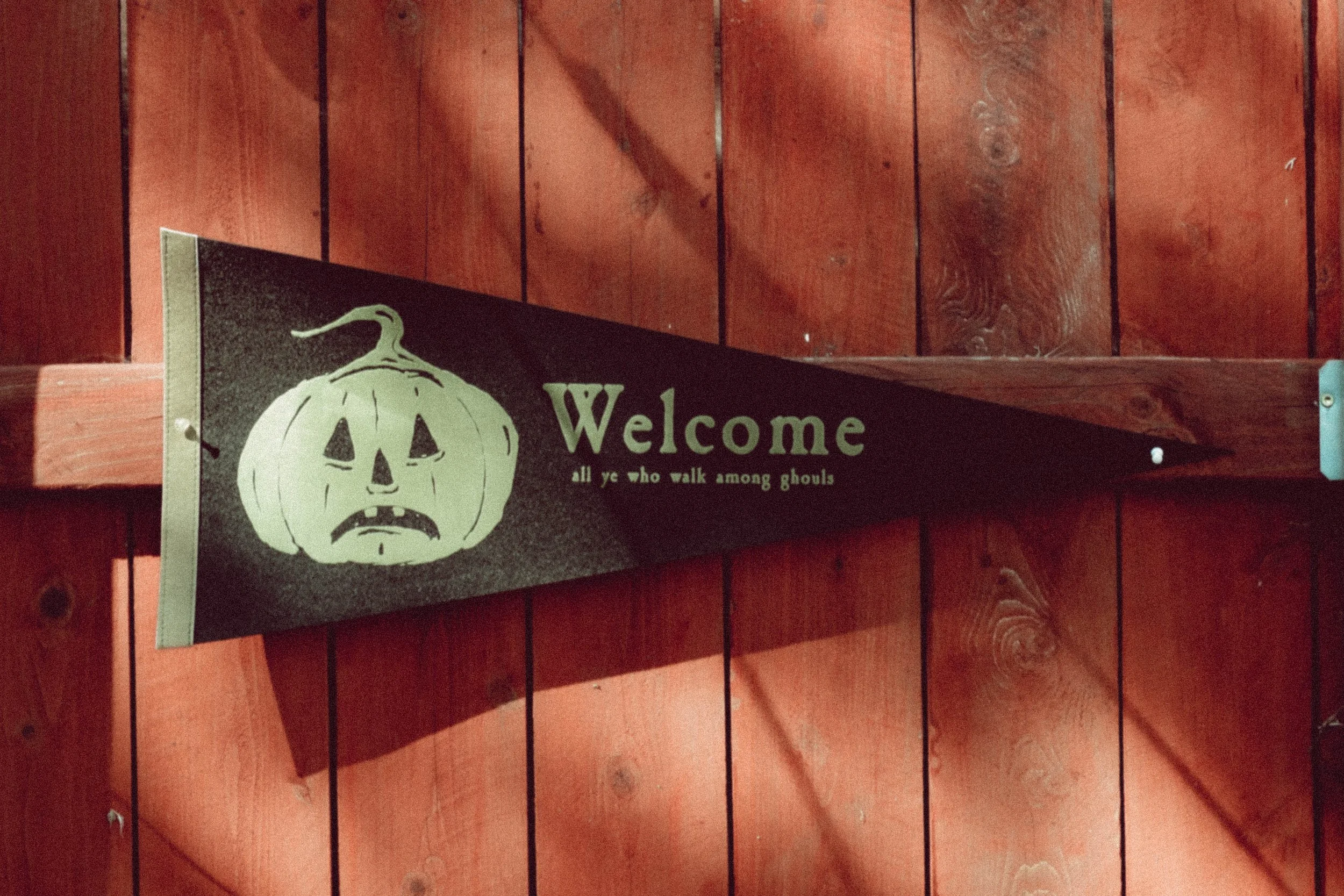 Jack-o'-lantern Welcome - Retro Flag Pennant (felt)