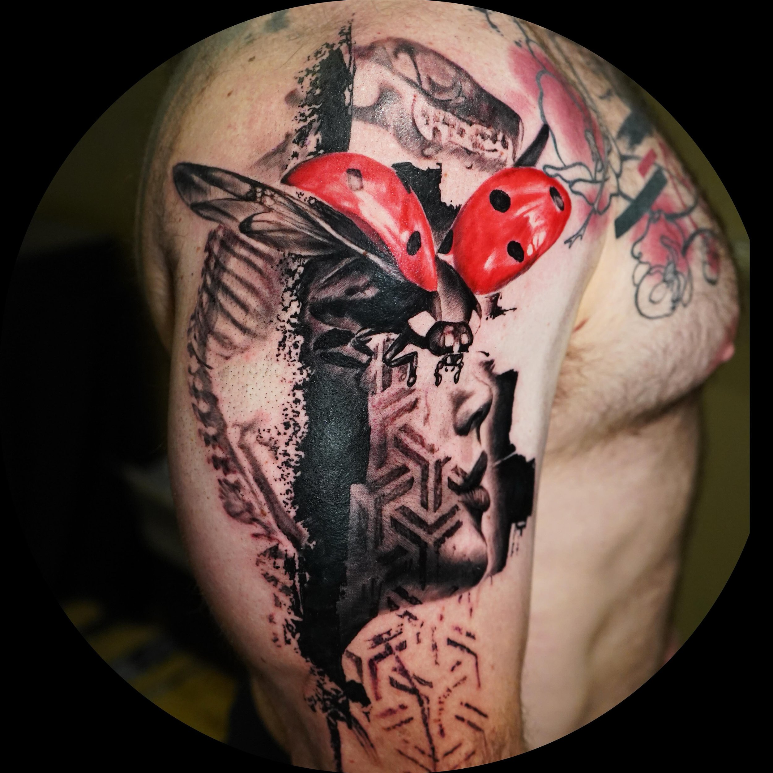 What a great way to spend a #Sunday in #LakeTahoe. Made the #trashpolka #style #ladybug for Sabia s daughter. Thx guys? Great meeting you #artesobscurae #realgone #realgonedenver #customtattoo #largescale #trashpolka #largescaletattoo #denvertattooar