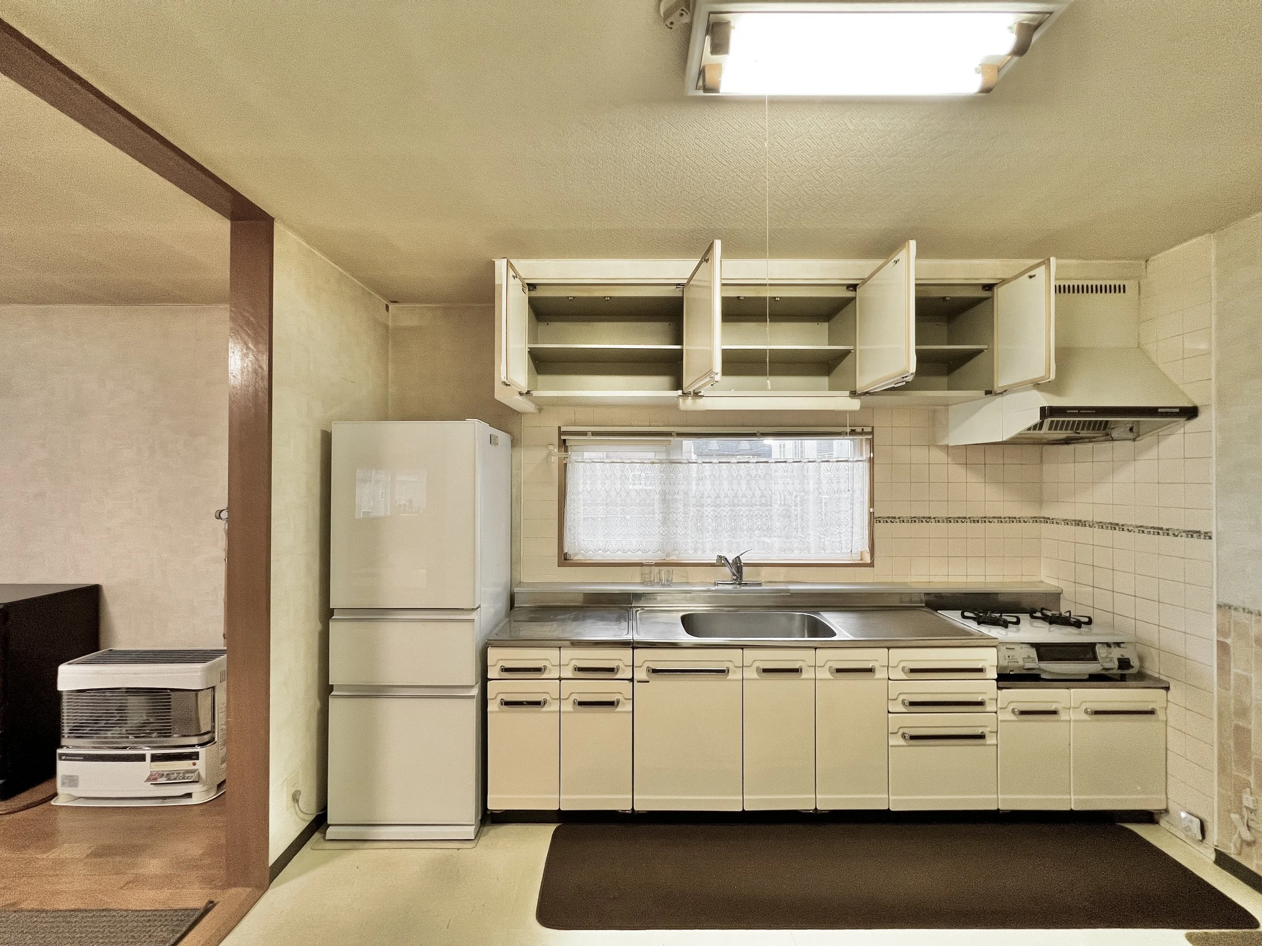 Kitchen 2.jpg