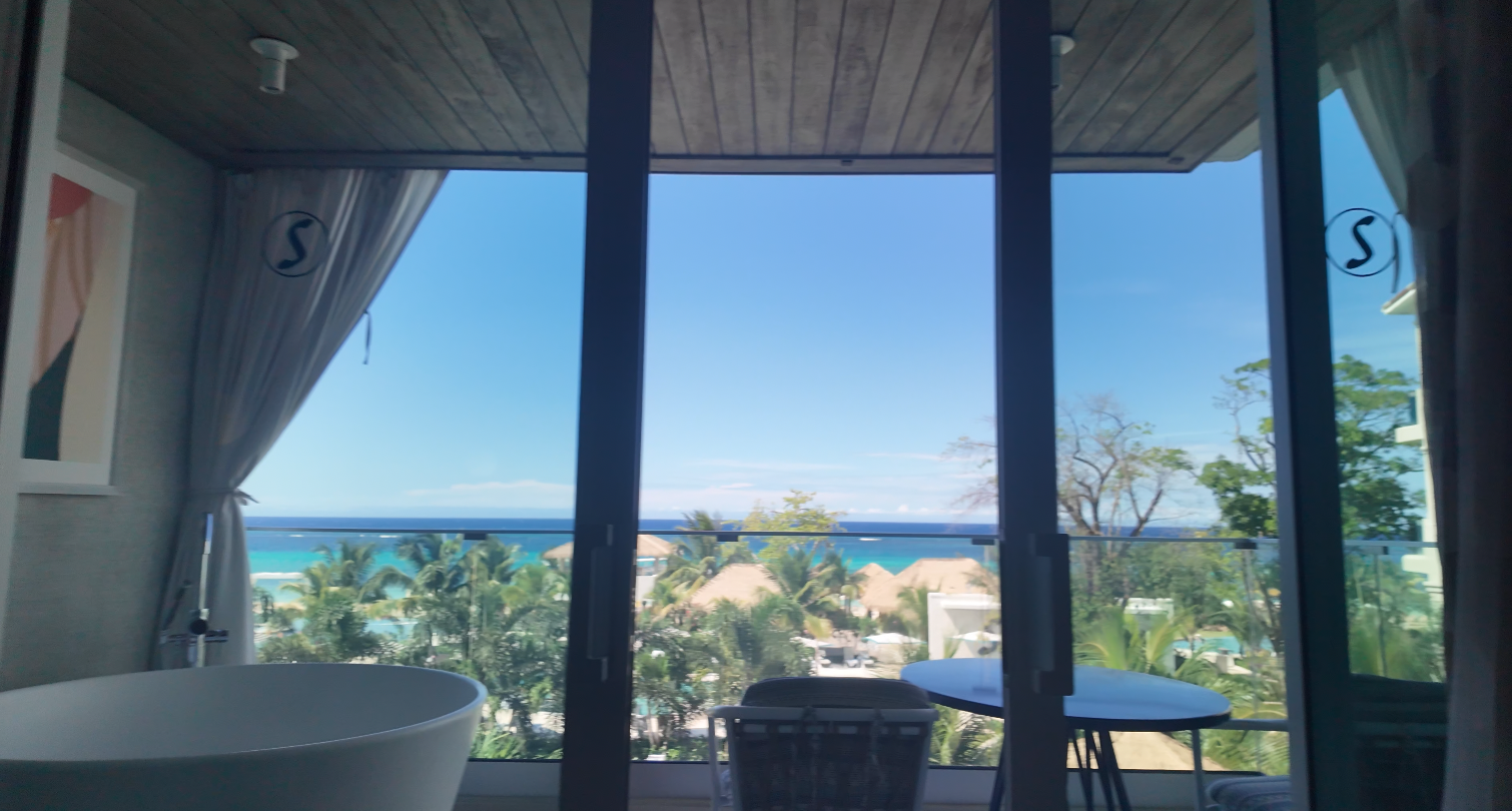 Travertine Beachfront Club Level Room with Balcony Soaker Tub