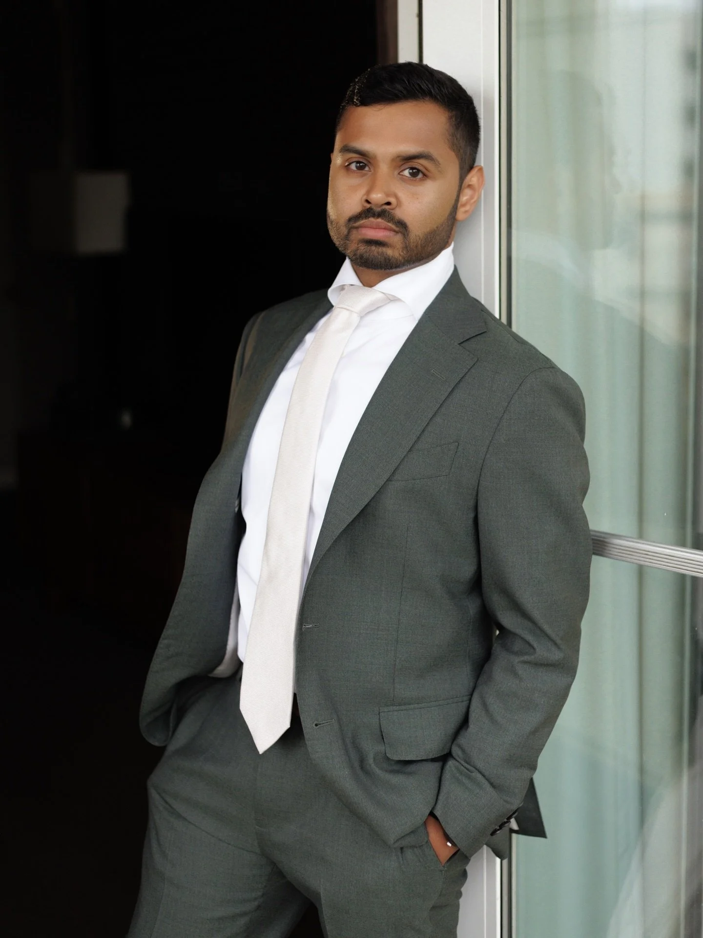 Most of the time, a groom&rsquo;s morning is pure chaos.

Friends everywhere, jokes flying around, constant movement - and someone trying to learn how to tie a tie from YouTube&hellip; five minutes before leaving.🙃

Meanwhile, the photographer is ju