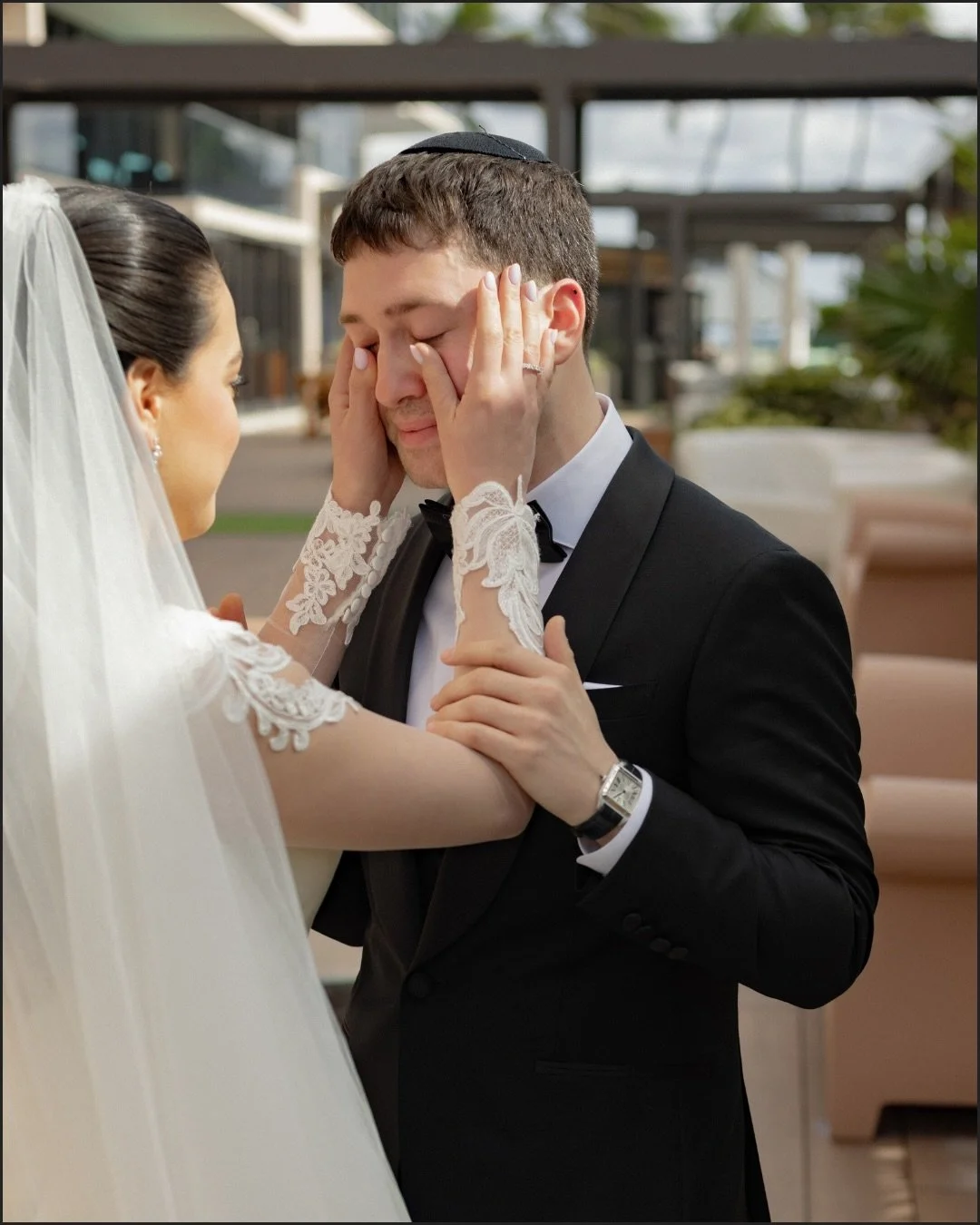 I&rsquo;m truly inspired by this wedding in Miami
Not because of the decor or the location

But because of the people!
Their vibe!

The way they were simply enjoying every single minute - with friends, with family, fully present

Laughter, hugs, danc