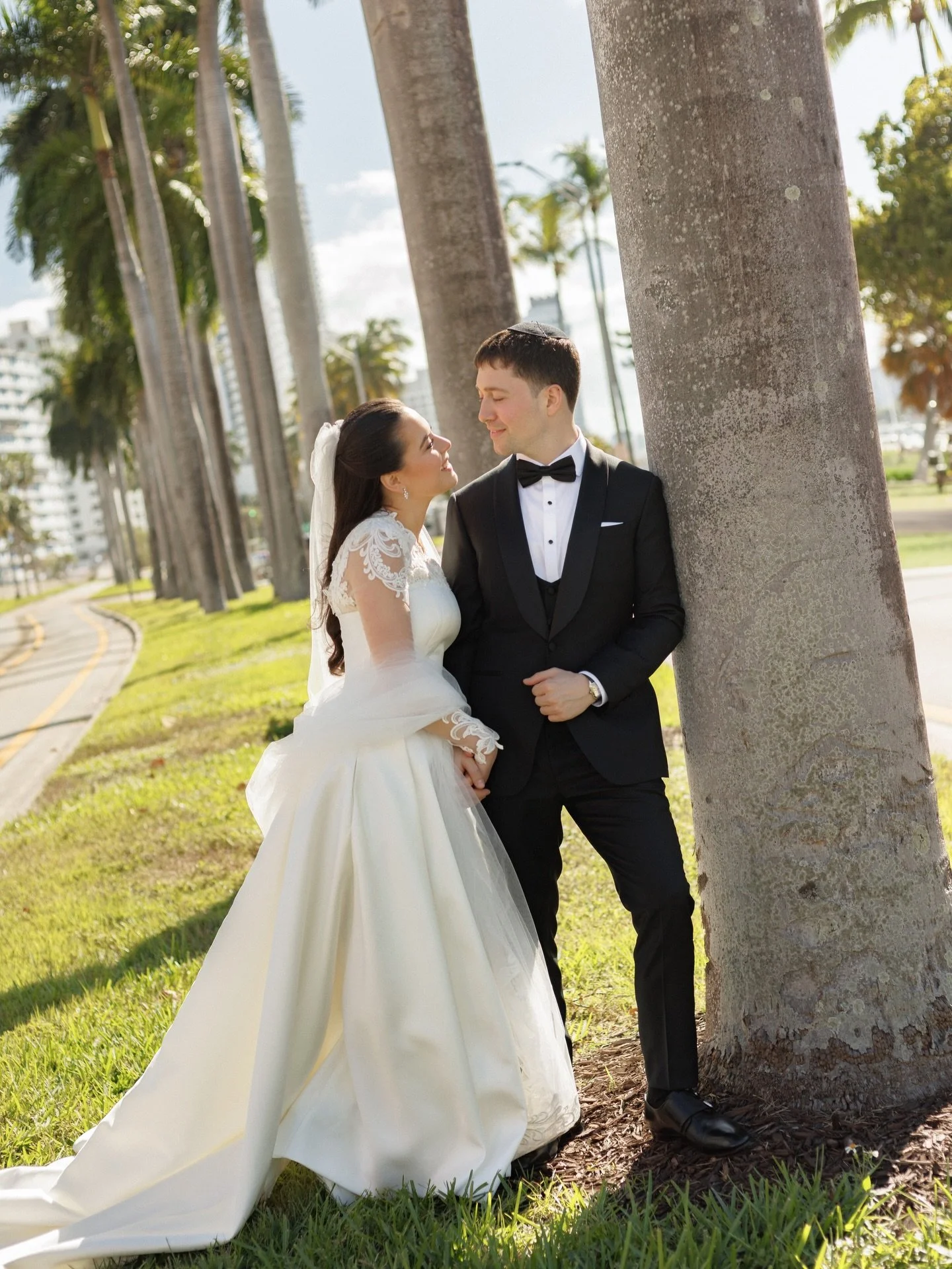 Miami. Palm trees. City in motion.

And them - calm in the middle of it all.
No &ldquo;look here.&rdquo;

Just two people who chose each other.

I love when a frame carries the atmosphere - when you can feel the light, the air, the mood of the day.

