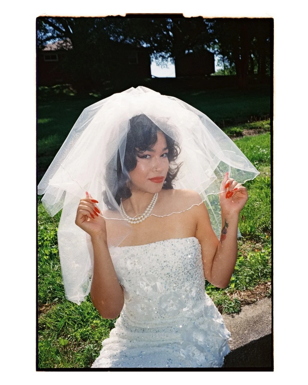 There&rsquo;s something special about a bride who isn&rsquo;t trying to be &ldquo;perfect.&rdquo;

Inspired by the aesthetics of the &rsquo;80s, the soft veil, vintage-inspired silhouette, and pearls catching the afternoon light all felt playful, bol