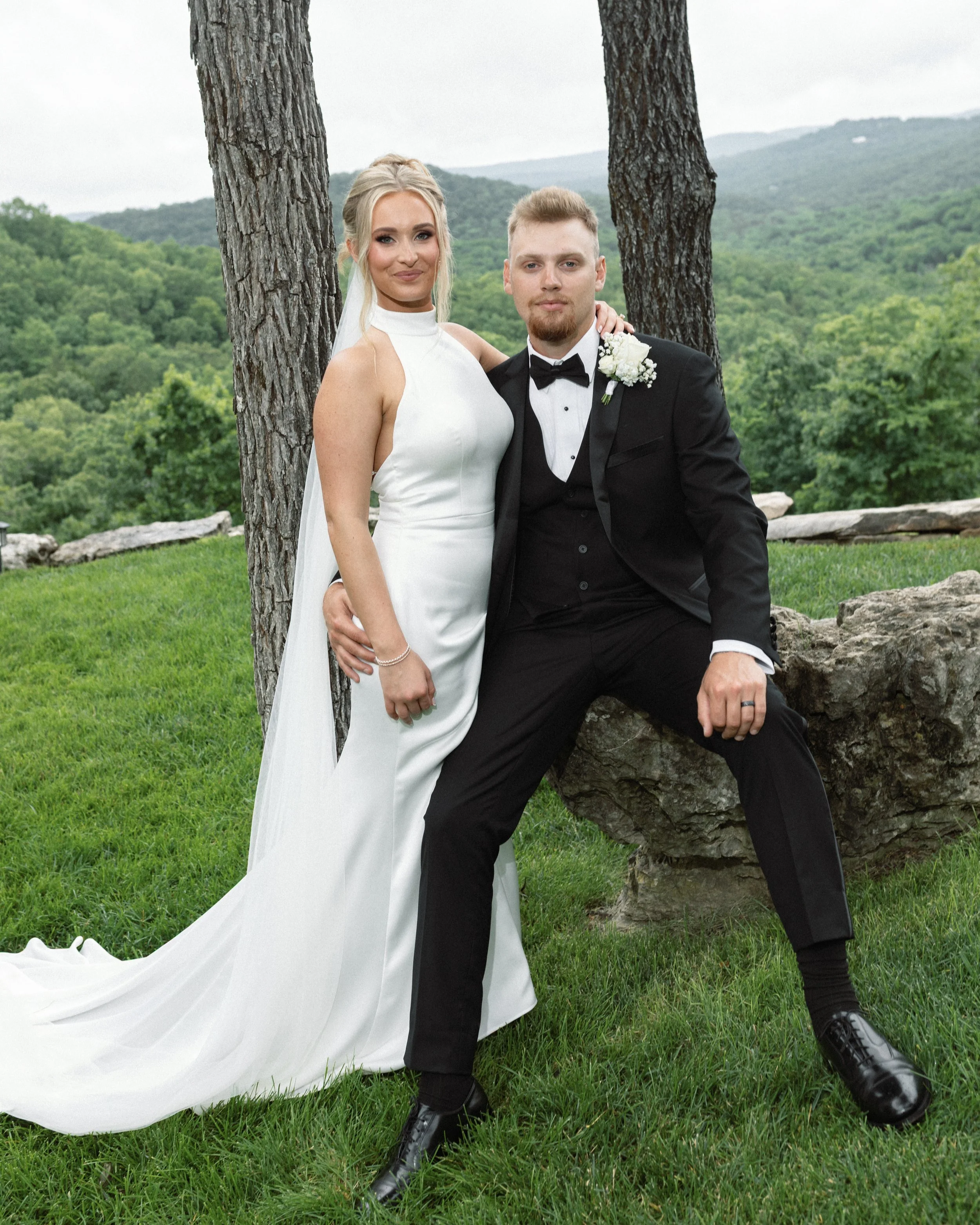 When the bride told me she dreamed of editorial-style photos, I instantly understood the vision.

Something between a fashion editorial and real emotion. A little bold, a little elegant, and full of personality.

I love when wedding photographs do mo
