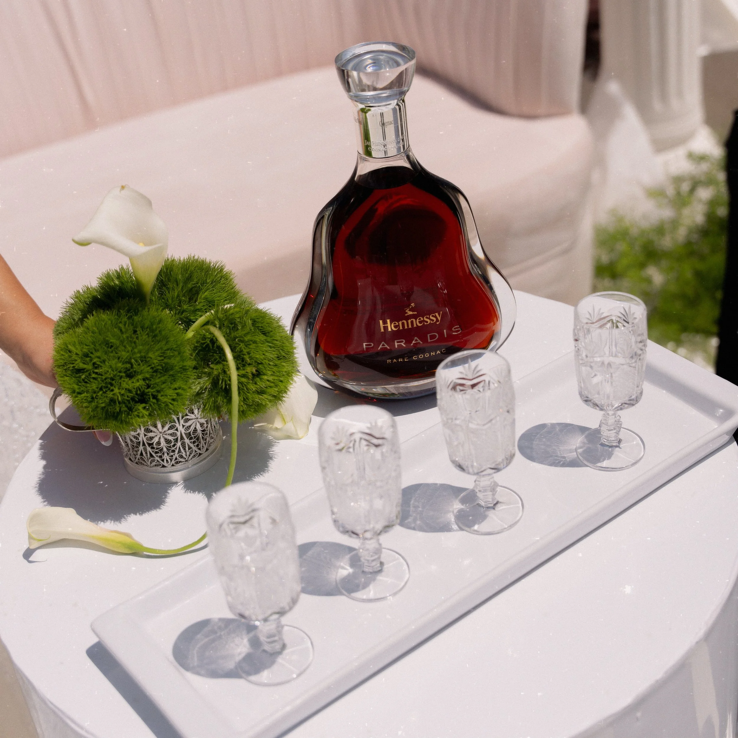 Plush clouds of green dianthus + droopy white calla lilly, sitting pretty next to @hennessy @hennessyus 

#florist #losangelesflorist #weddingflowers #flowerstagram #flowersofinstagram