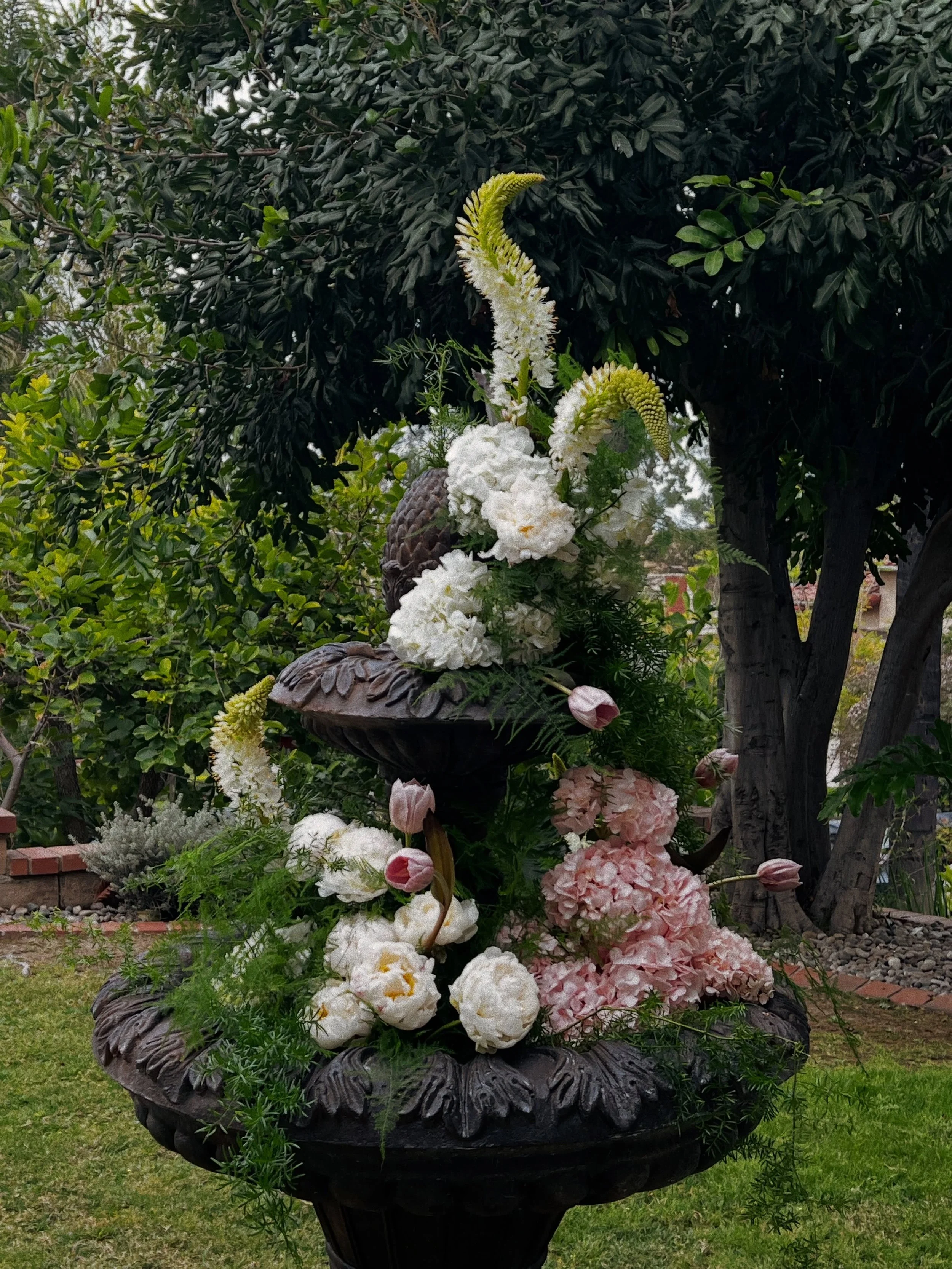 A moment for this fountain ✨

Designed with movement, texture, and a little bit of whimsy 🤍

#weddingflorist #weddingflowers #weddingflorals #losangelesflorist #luxuryflowers