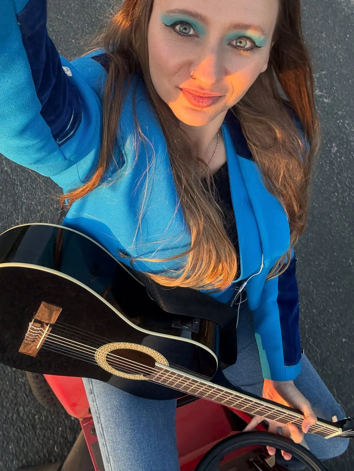 Just a girl, her guitar and a ride on lawn-mower 🌾🌼

What could possibly go wrong? 🤪