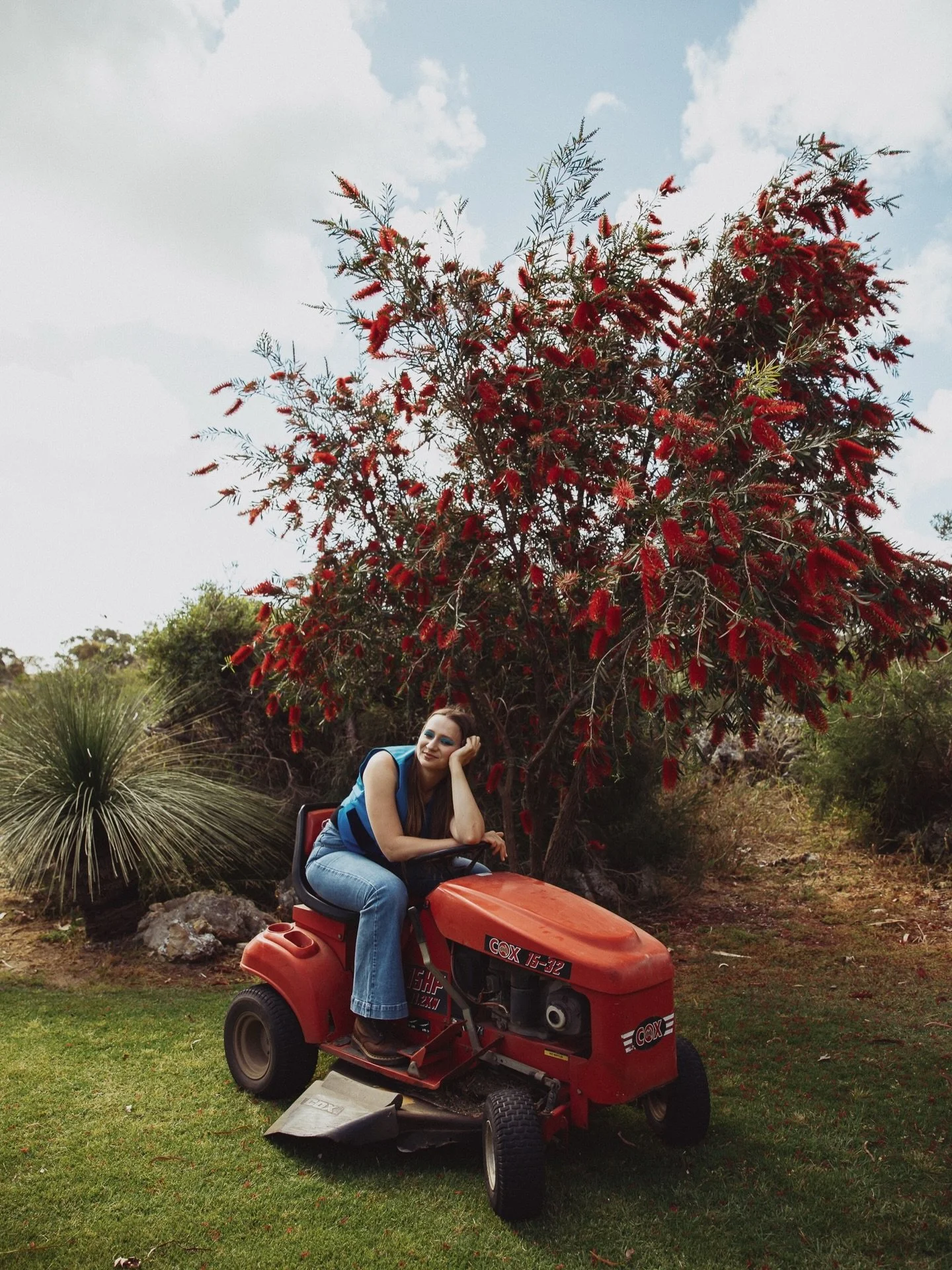 Some fun snaps by @lizziewilkiephotos_ ❤️ Skip doesn&rsquo;t usually like lawnmowers , but this special day was an exception 🥂🐶 I feel so blessed to create with some amazing artists - like Lizzie Wilkie and Emma Smart. 📸

I&rsquo;m also over the m