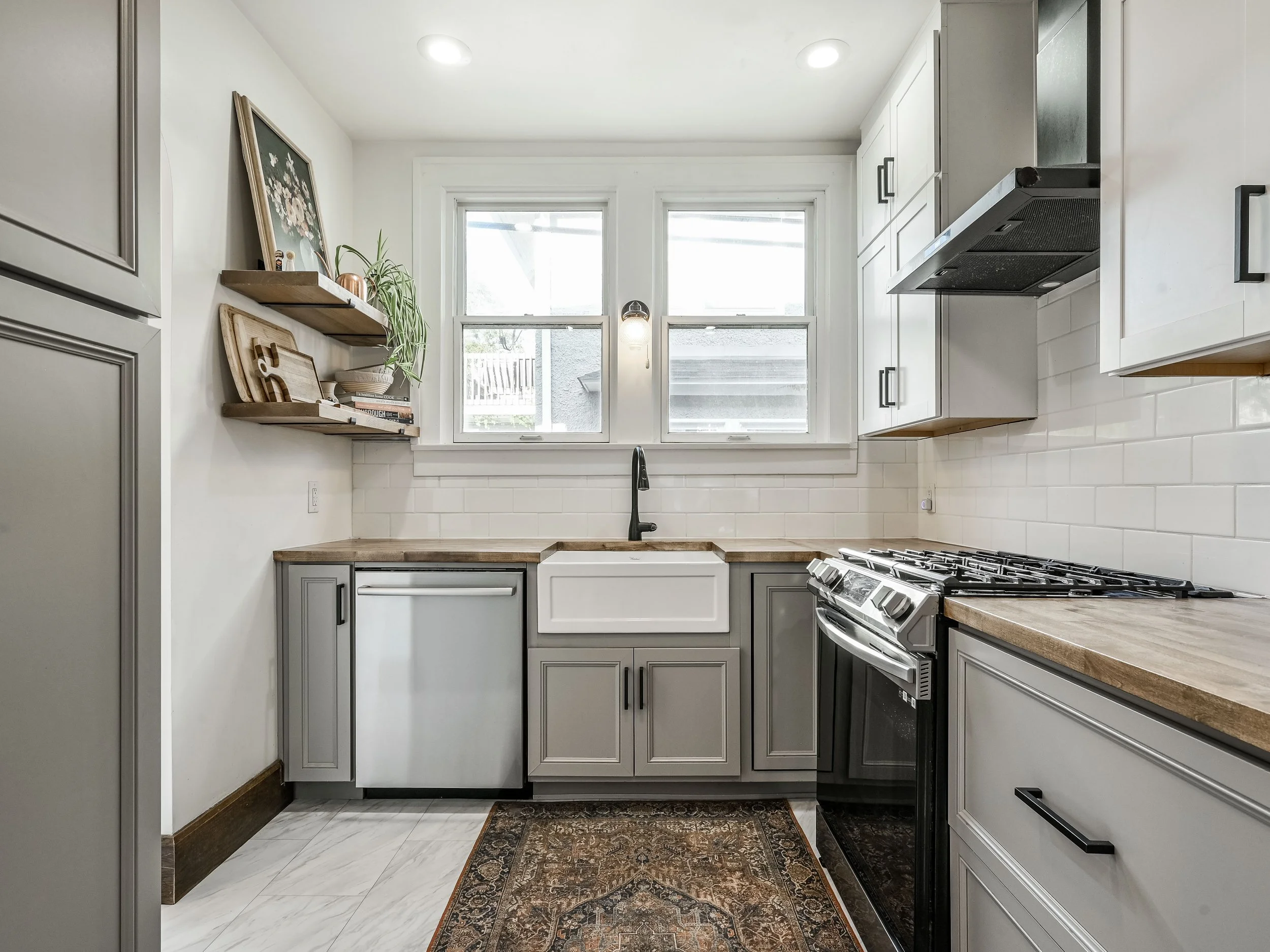 16 - {401 E 37th St}.jpg