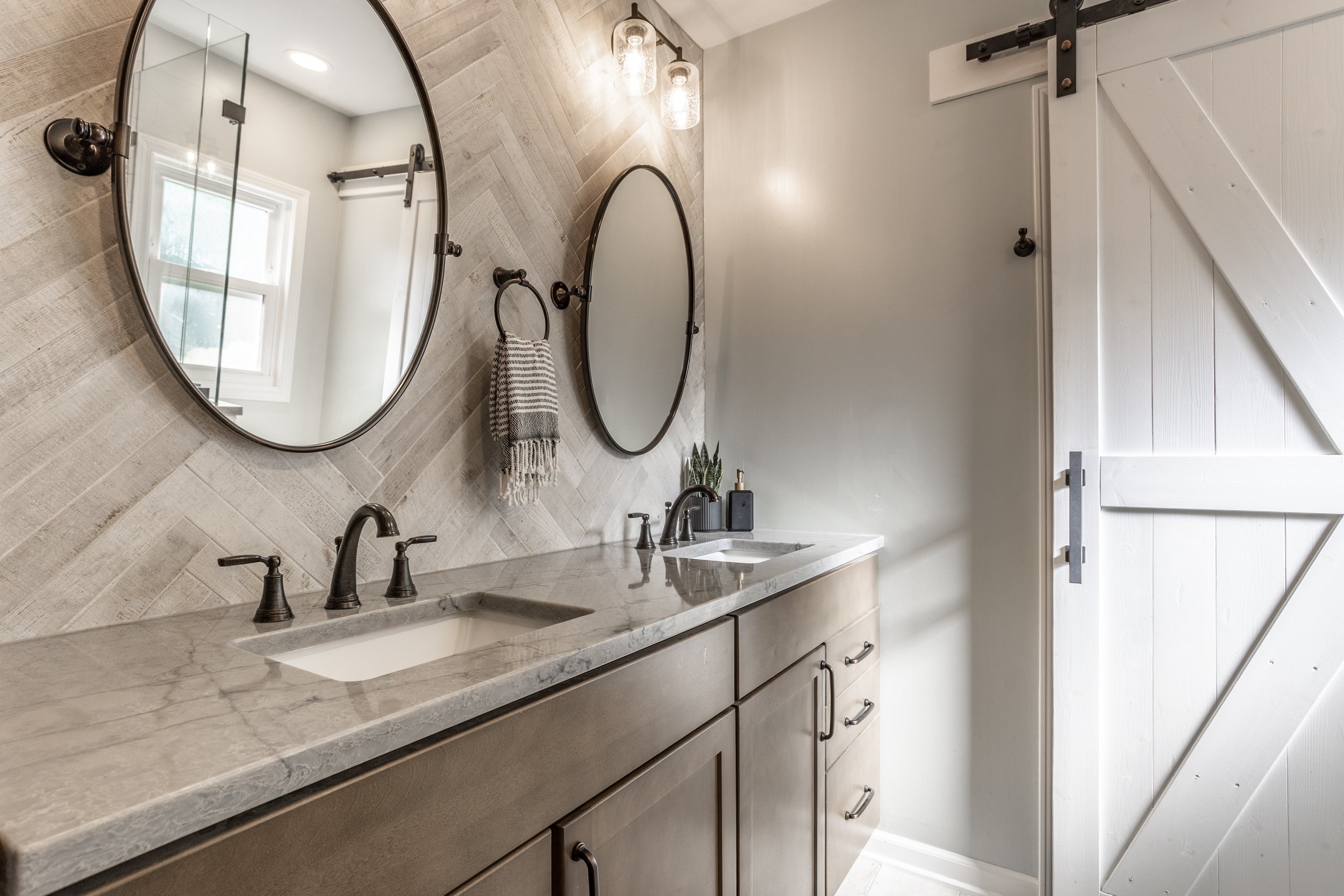 23 - 5705 Crestview.jpg