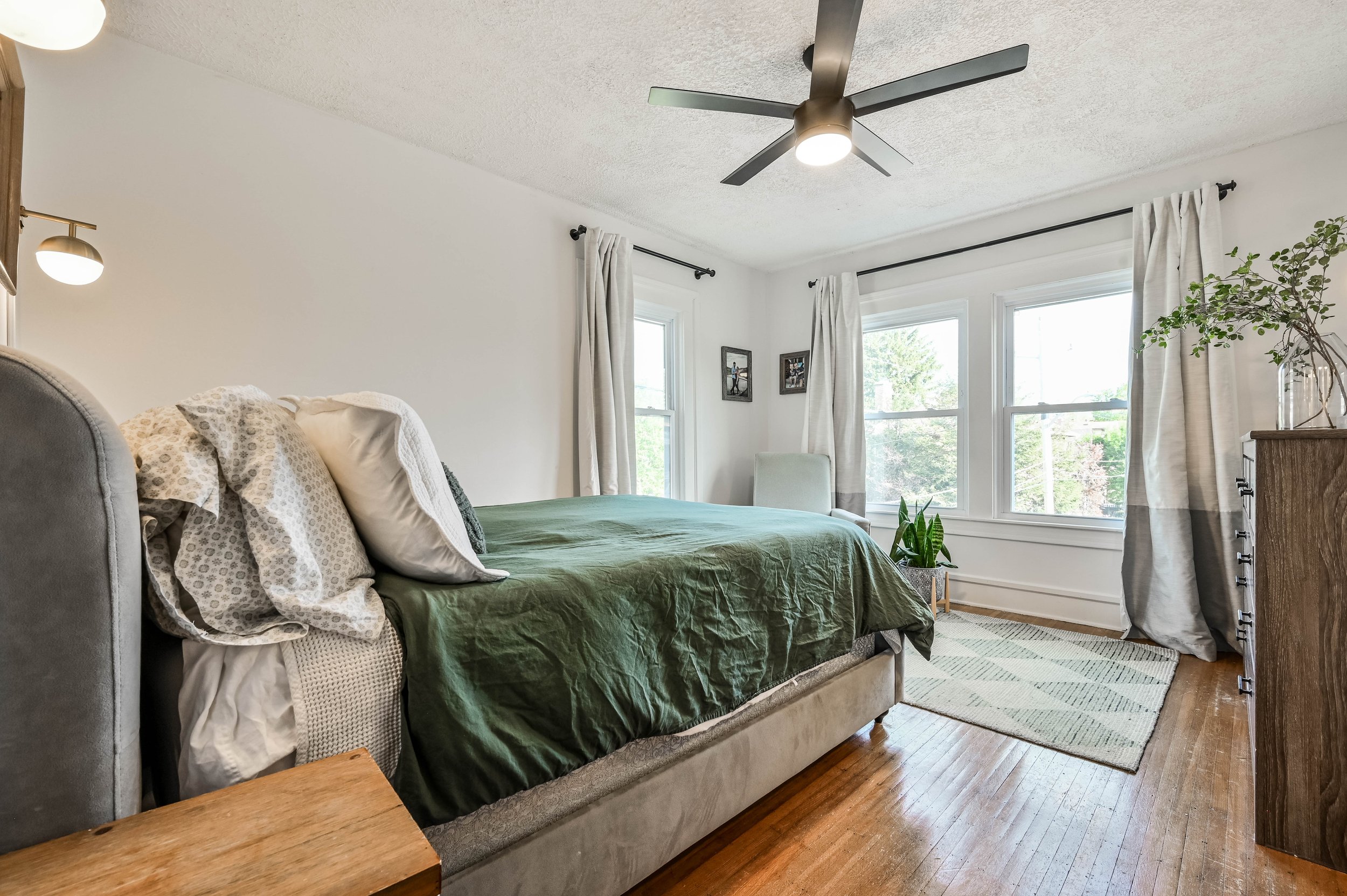 33 - {401 E 37th St}.jpg