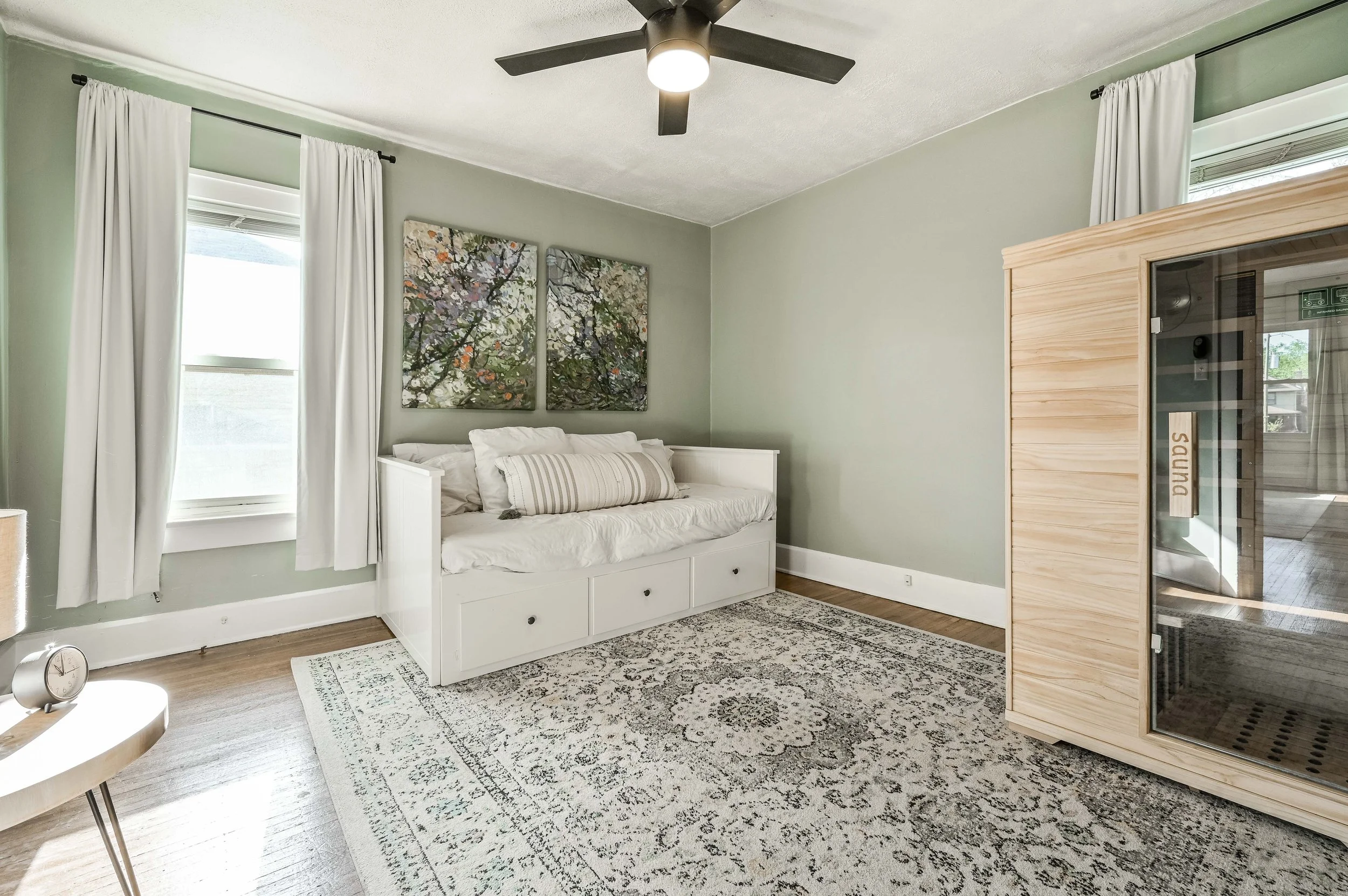 40 - {401 E 37th St}.jpg