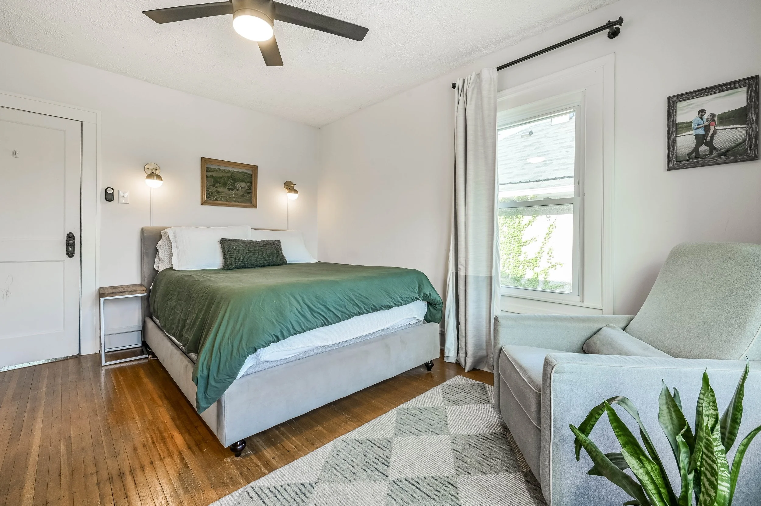 34 - {401 E 37th St}.jpg