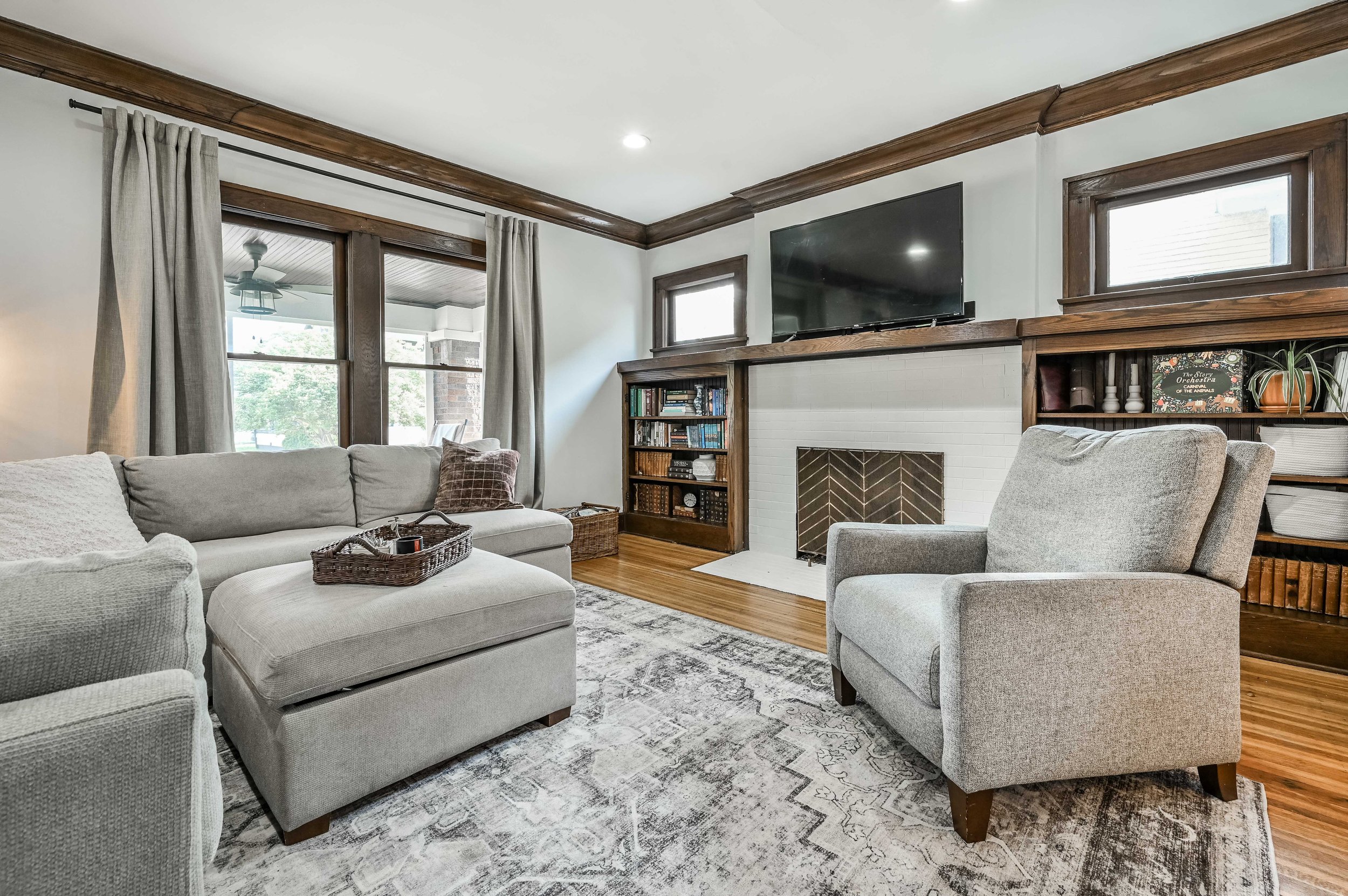 10 - {401 E 37th St}.jpg