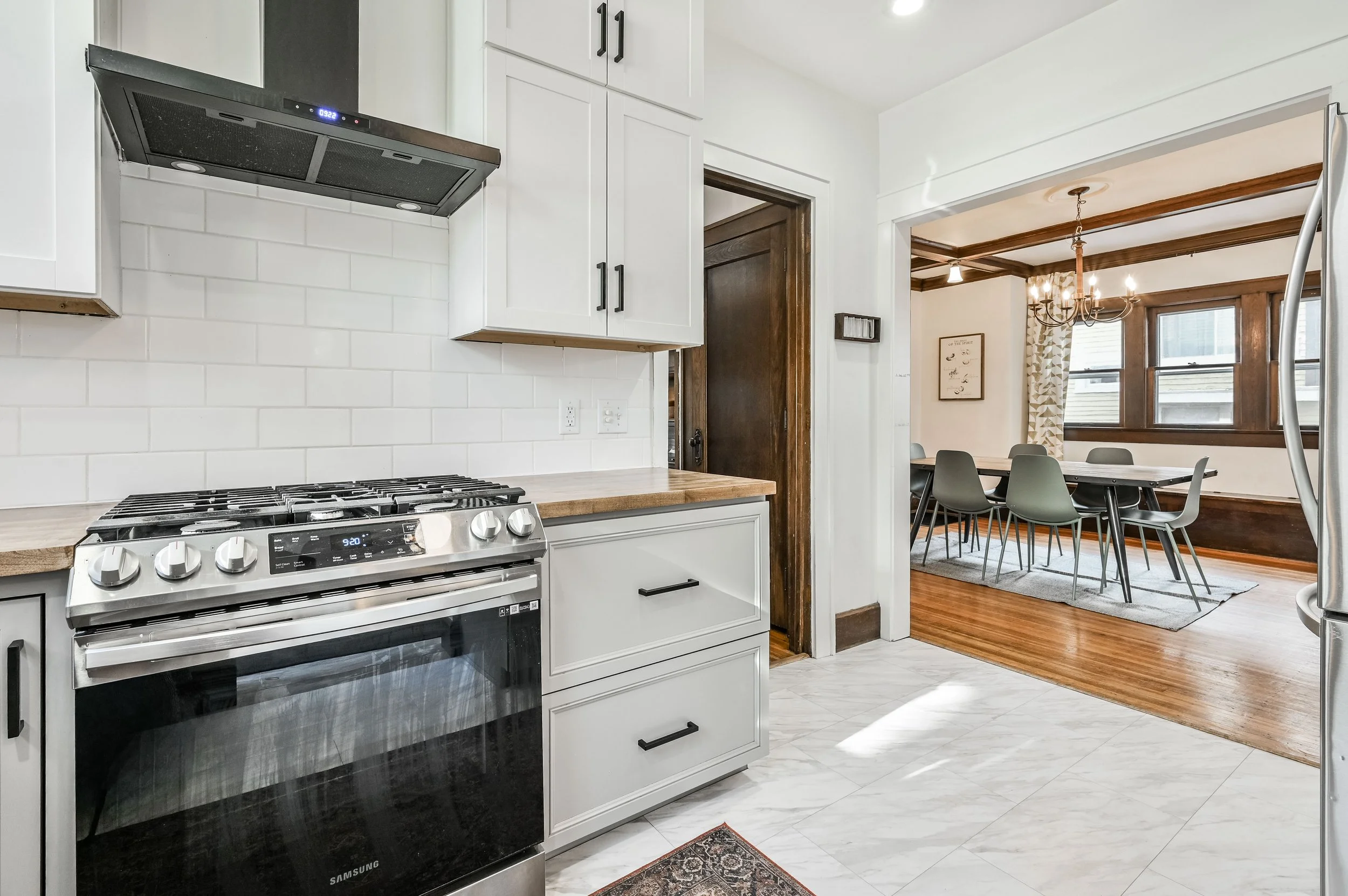 18 - {401 E 37th St}.jpg