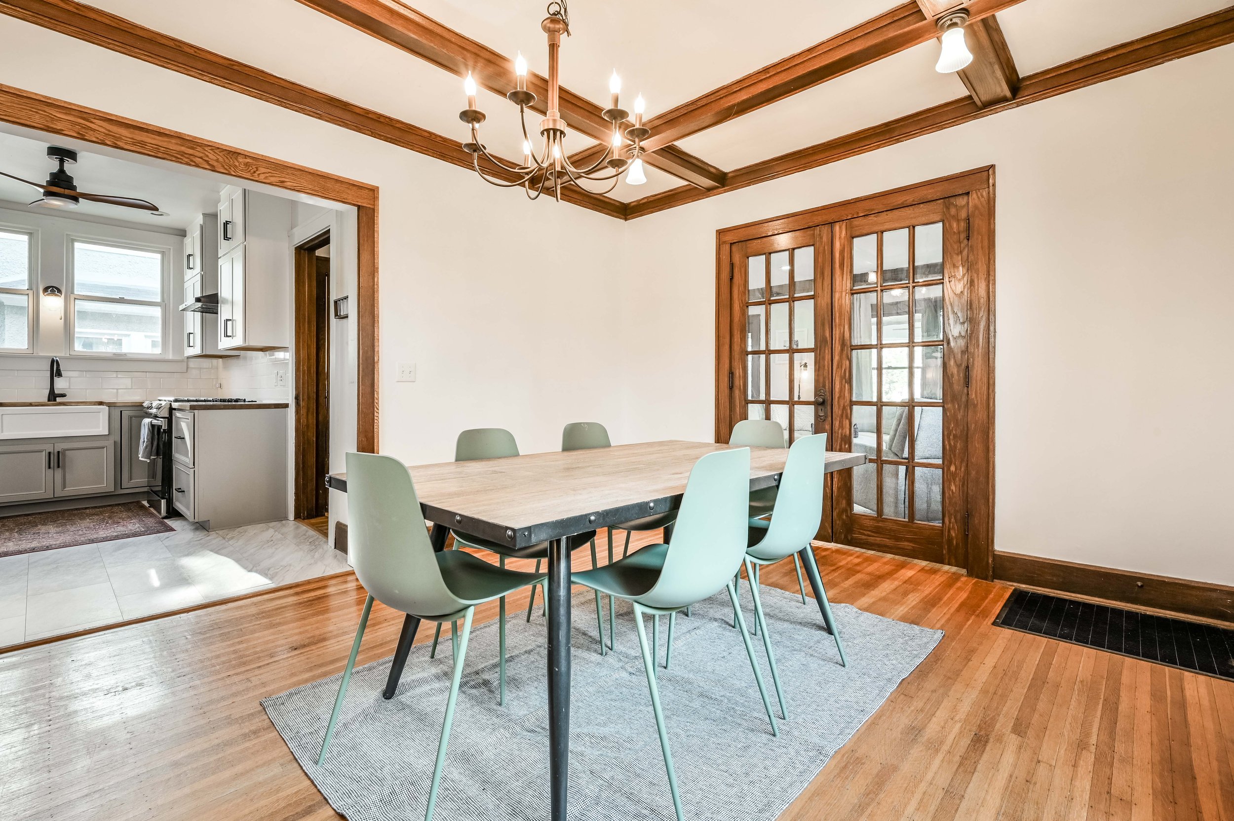 20 - {401 E 37th St}.jpg