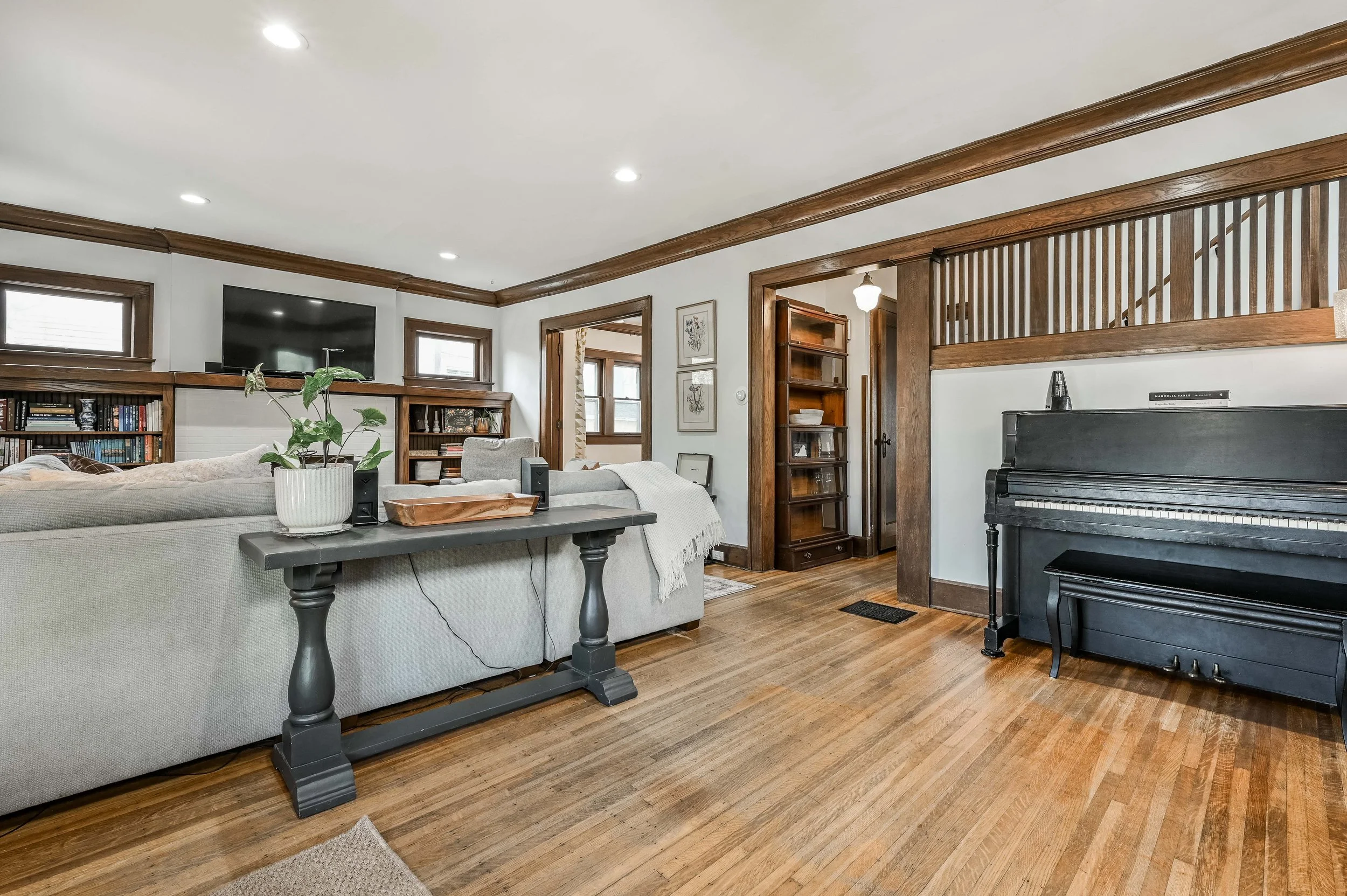 07 - {401 E 37th St}.jpg