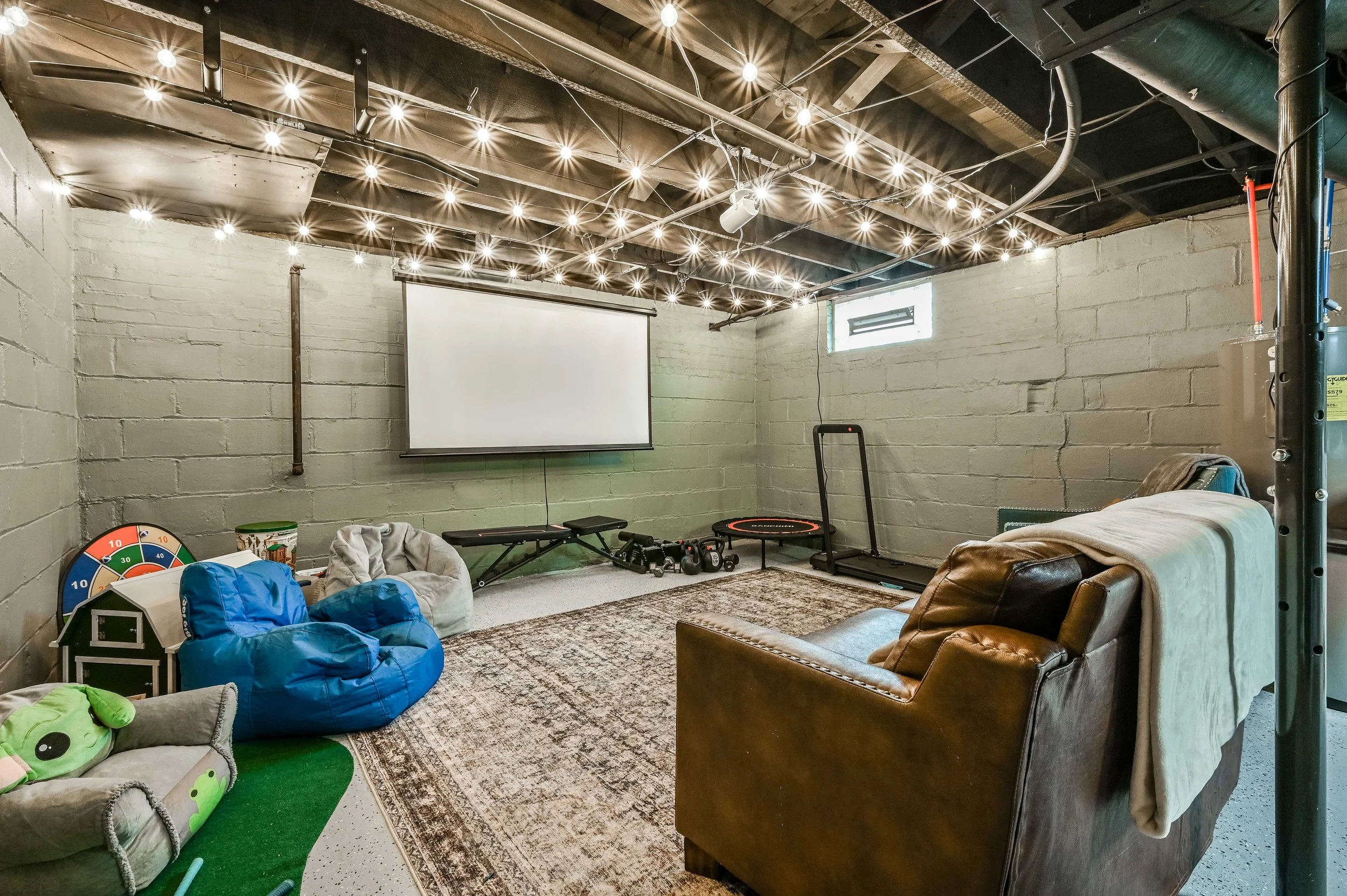 27 - {401 E 37th St}.jpg