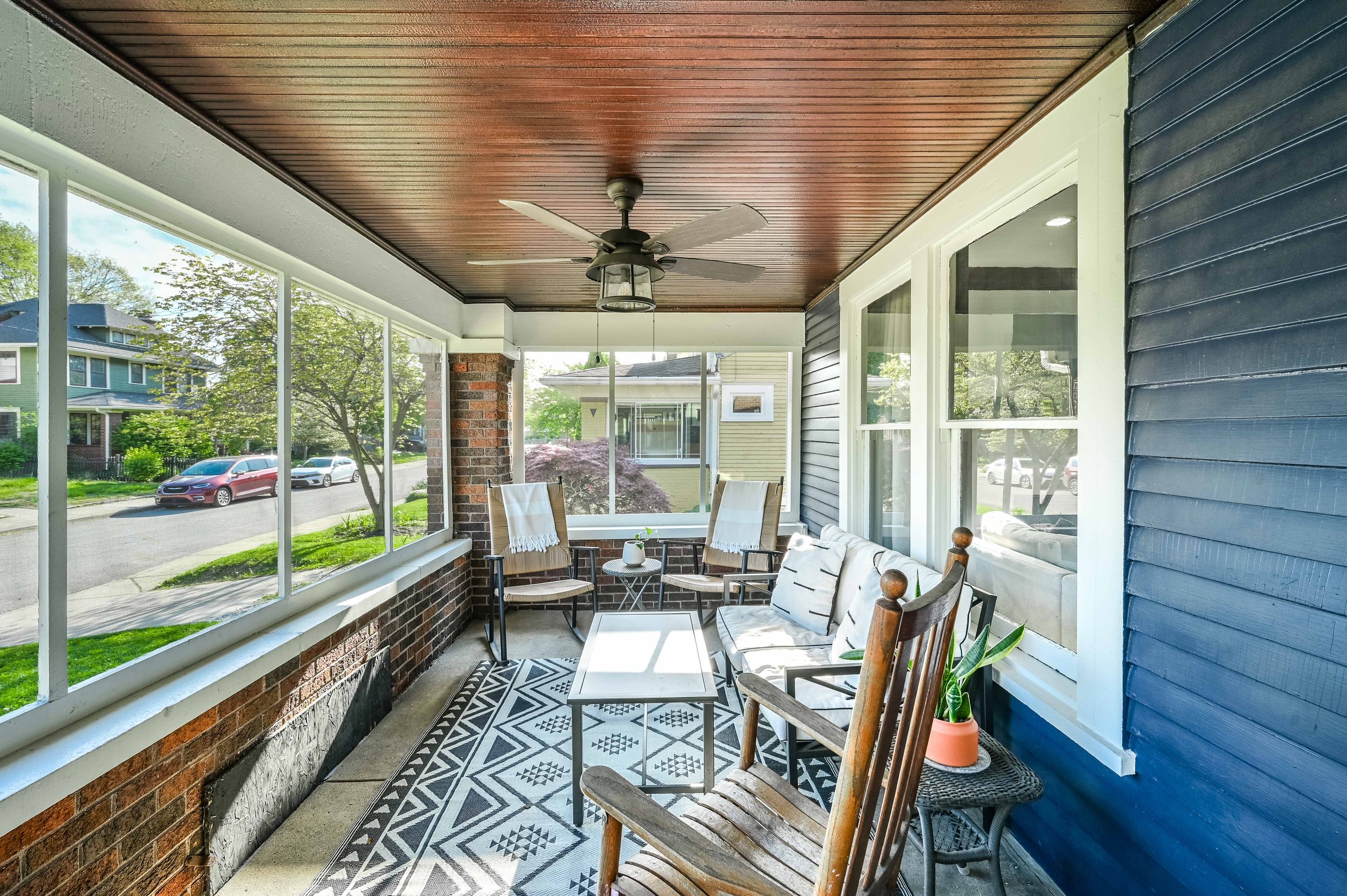 04 - {401 E 37th St}.jpg