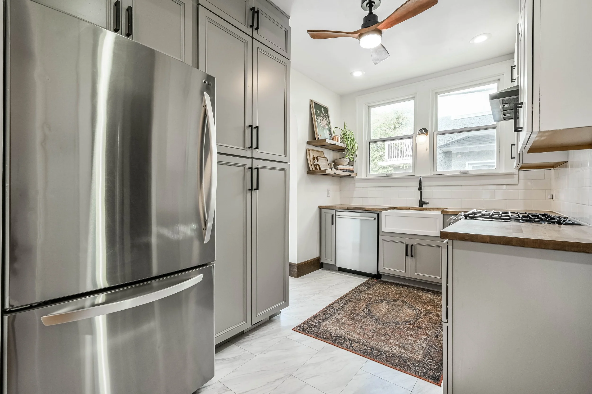 15 - {401 E 37th St}.jpg