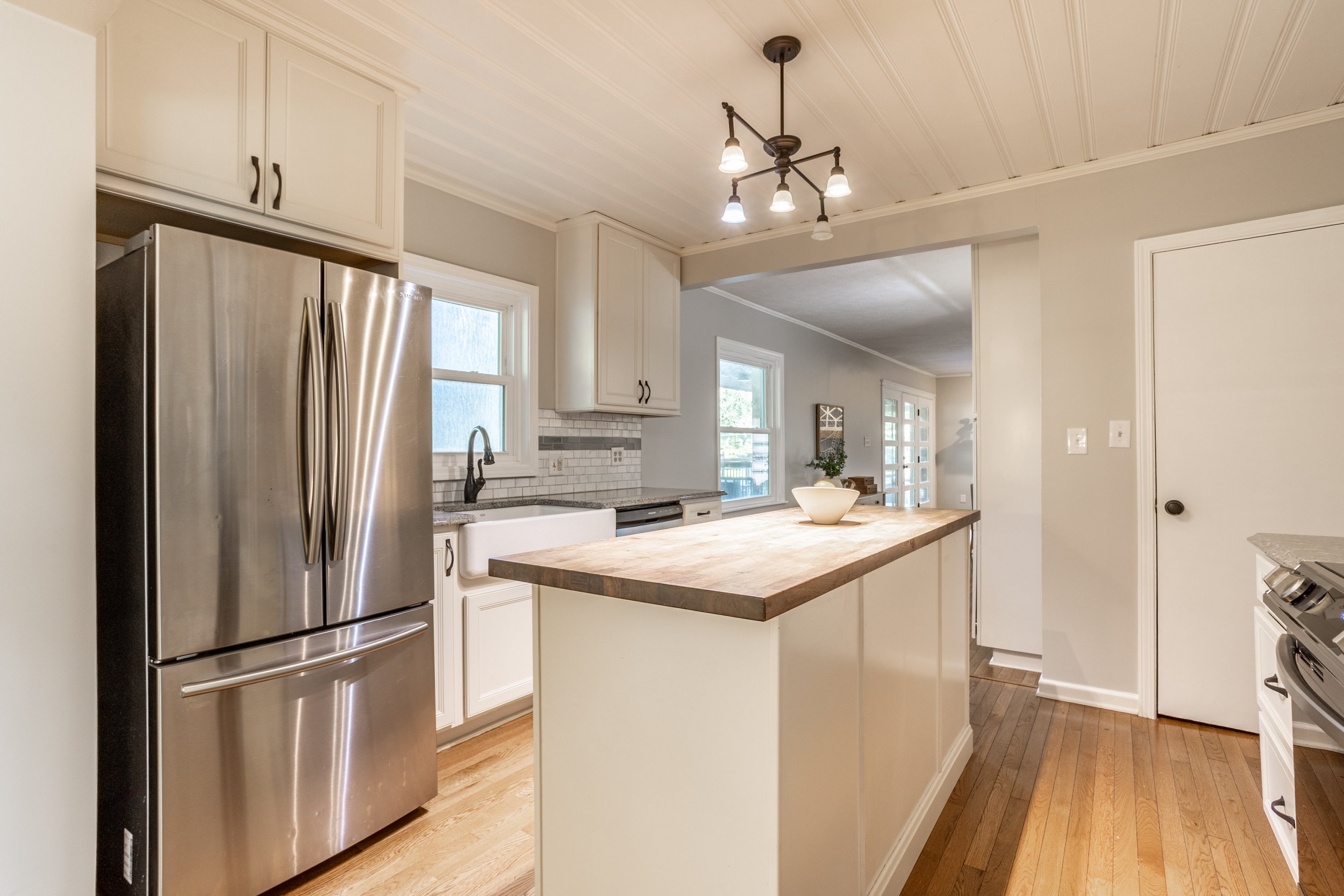 15 - 5705 Crestview.jpg