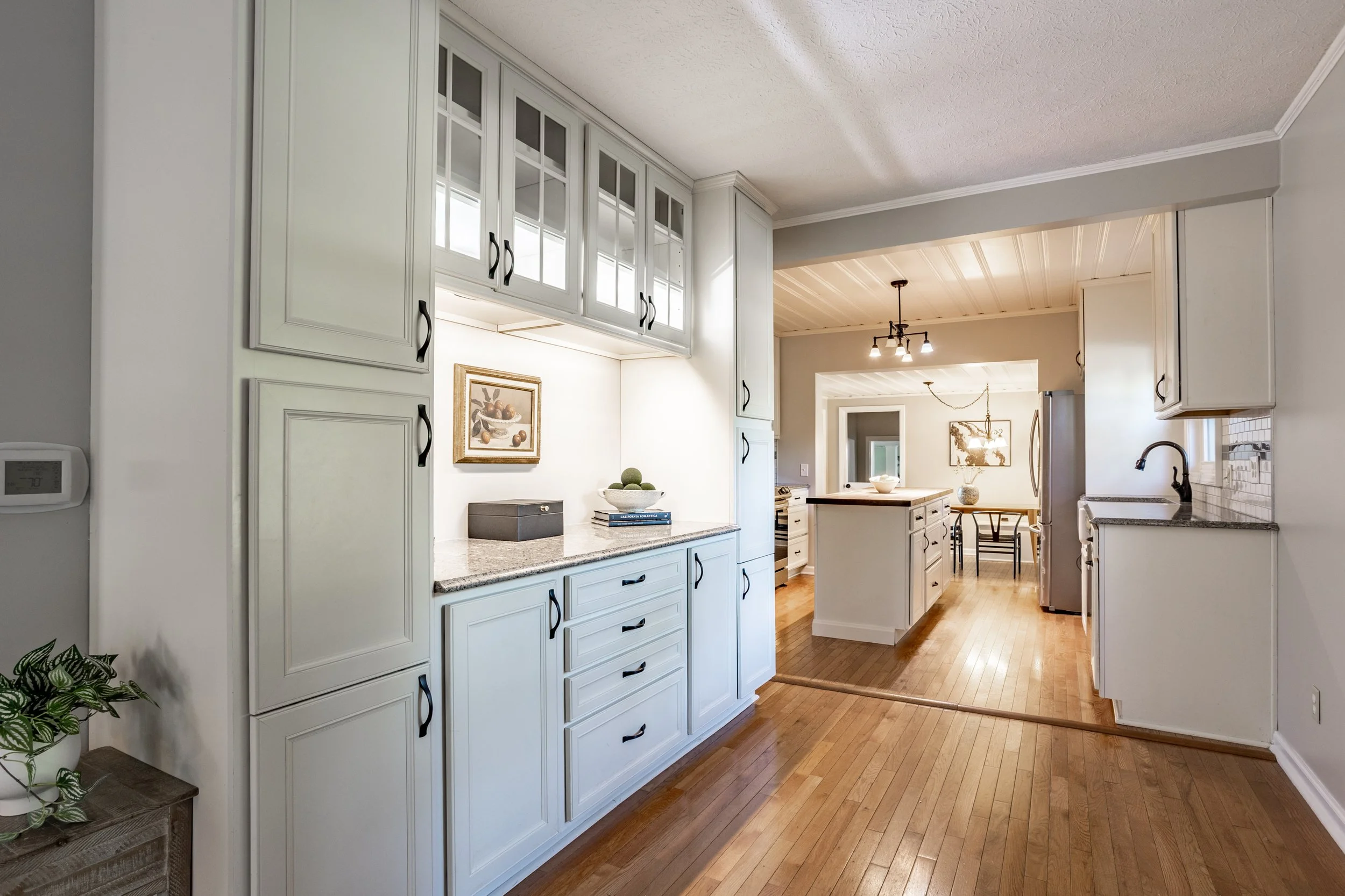 12 - 5705 Crestview.jpg
