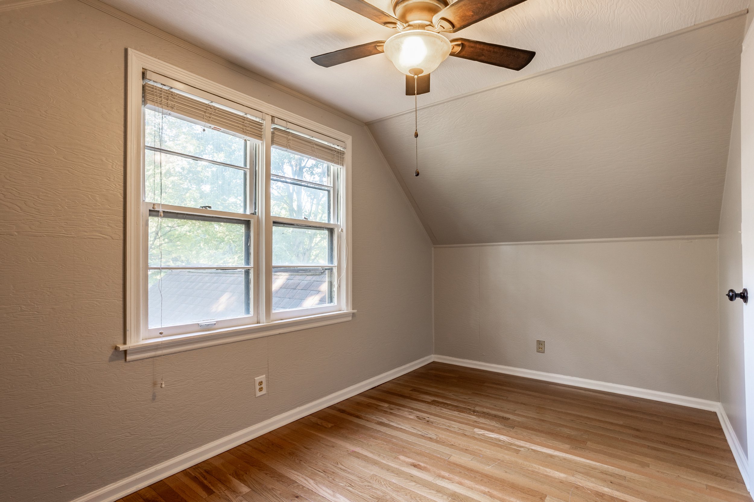 28 - 5705 Crestview.jpg