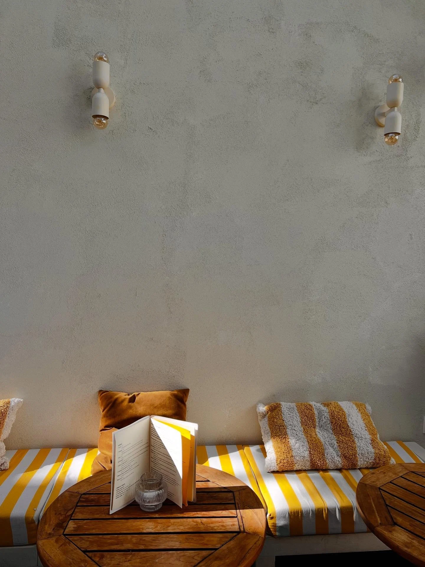 Bij ons schijnt de zon! 🌞 Ook als &lsquo;t regent. 
Walk in : kan altijd.
Reserveren : mag altijd. Via telefoon 0468 16 73 94 of e-mail info@amaro.gent