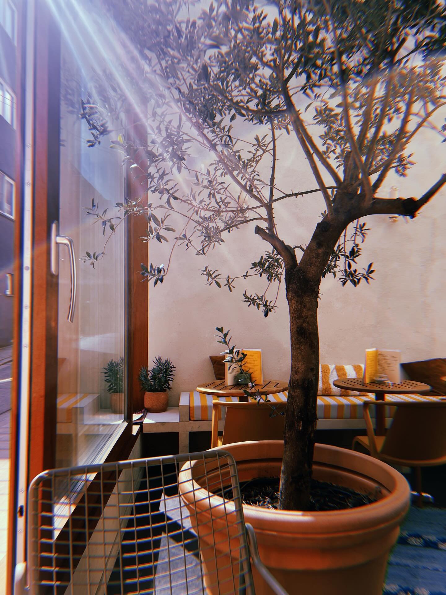 Hello sunshine! ☀️ 
Tot vanavond voor aperitivo - dinner - digestivo. 
Open 17:00 - 00:00 - &eacute;n tafeltjes buiten!