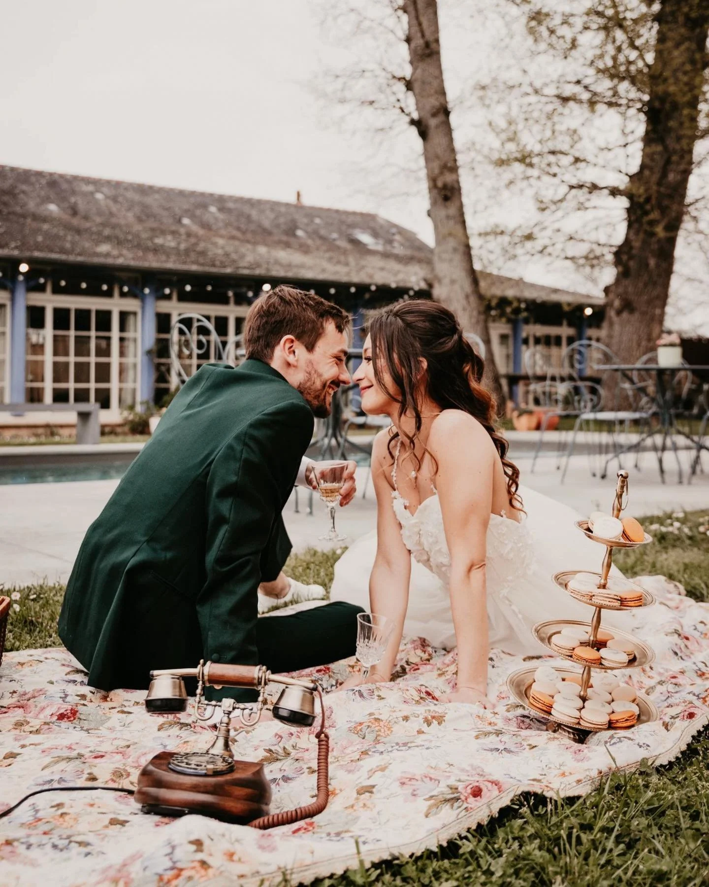 &amp; @coeur.de.breizh 

Plongez dans la magie de l&rsquo;&eacute;lopement avec notre dernier shooting d&rsquo;inspiration. ✨

R&ecirc;vez d&rsquo;une c&eacute;r&eacute;monie secr&egrave;te, loin des foules, entour&eacute;s par la nature dans le lieu